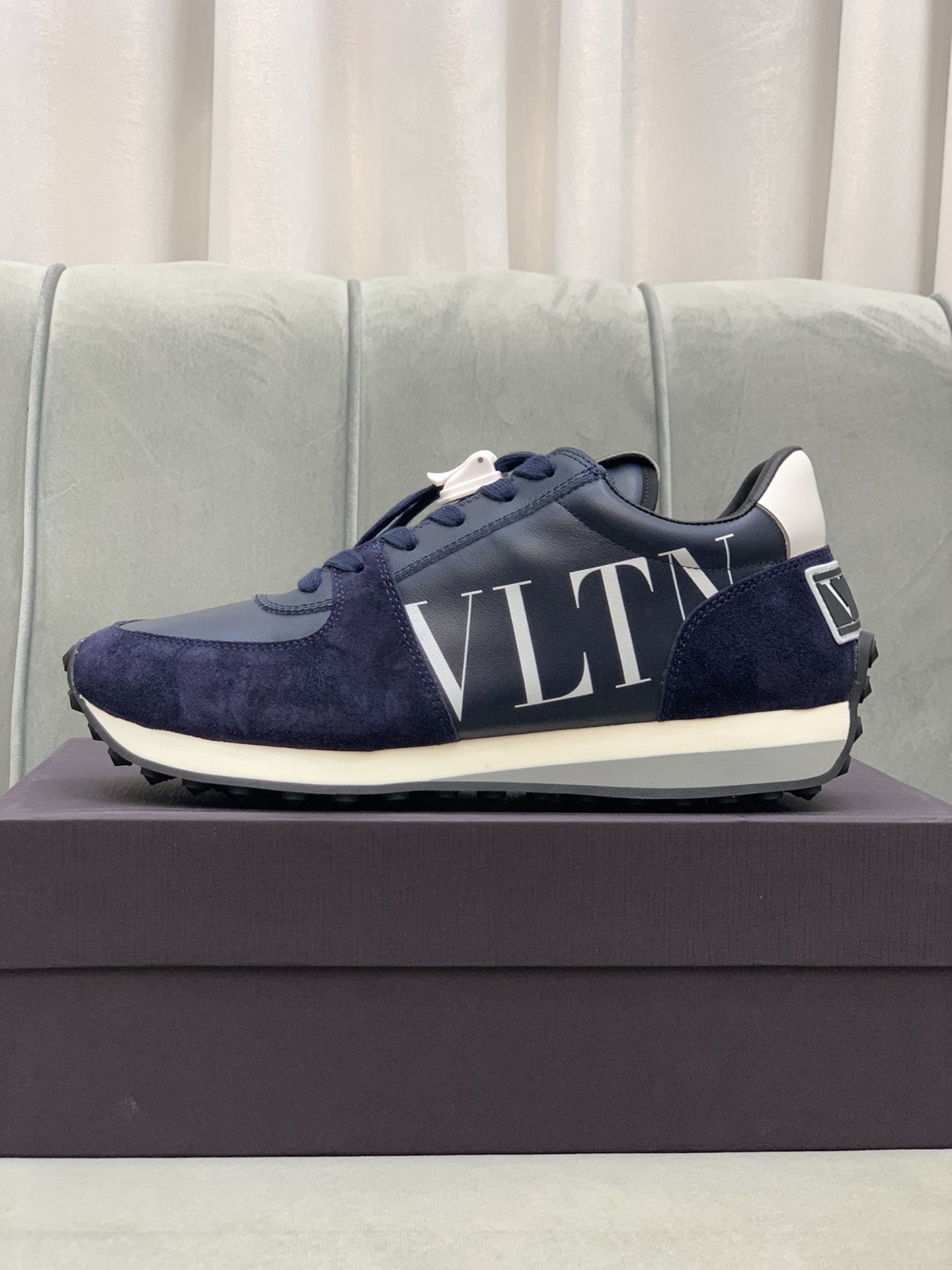 Valentino Garavani Low-top sneakers 2 - vstockx