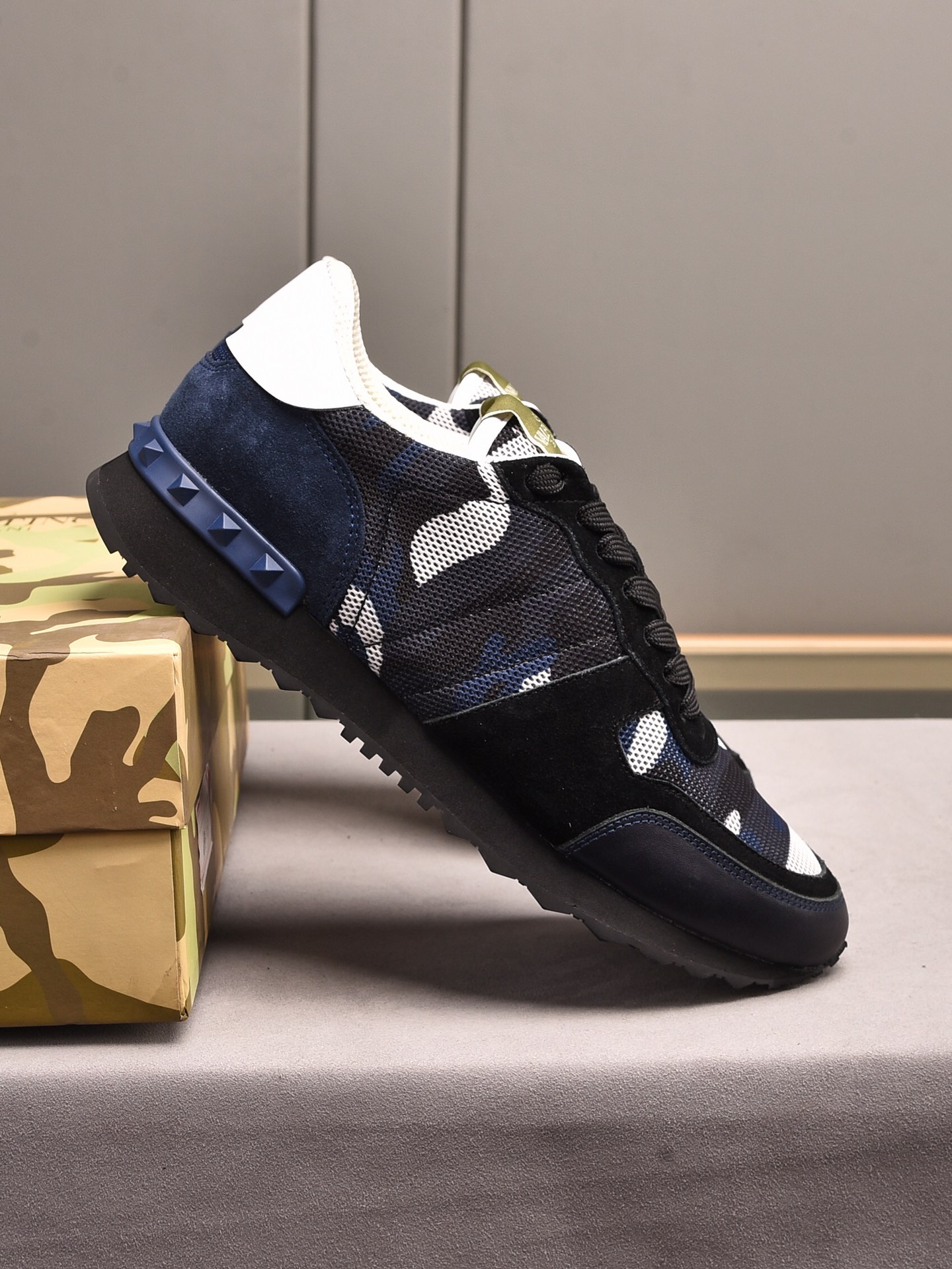 Valentino Garavani Rockrunner camouflage-print sneakers 9 - vstockx