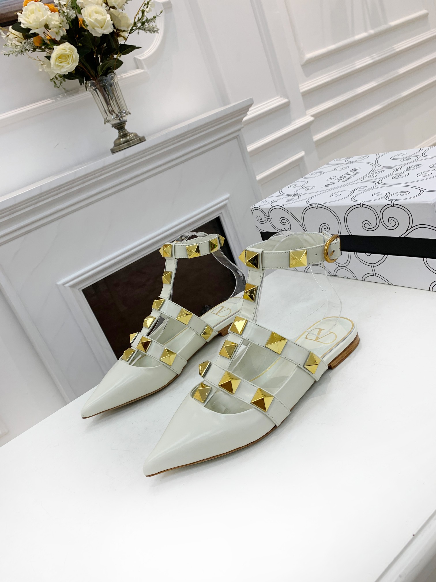 VALENTINO GARAVANI Roman Stud WOMEN 33 - vstockx