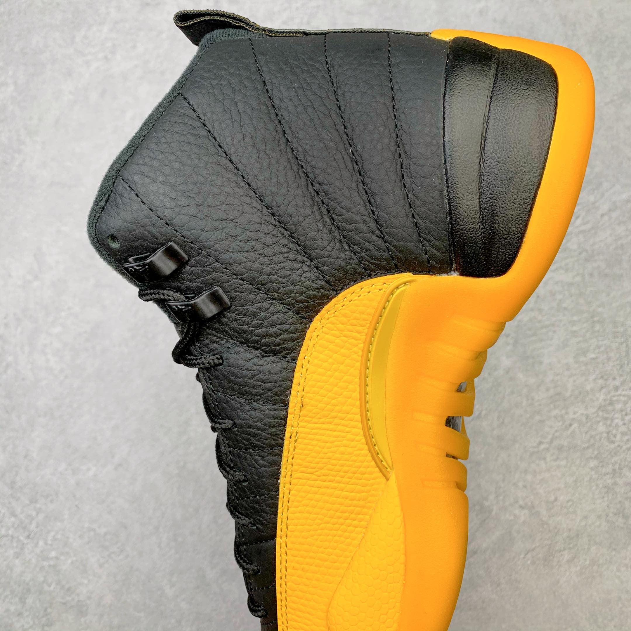 Jordan 12 Retro Black University Gold - vstockx