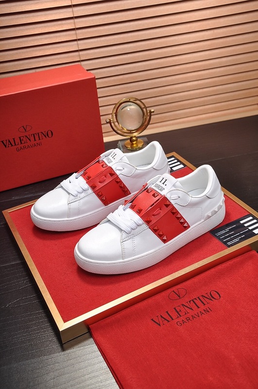 Valentino Garavani Rockstud Untitled calfskin sneaker 2 - vstockx