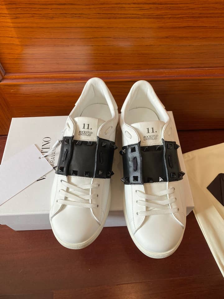 Valentino Rockstud Untitled En Veau Avec Clous Ton Sur Ton Blanc Noir - vstockx