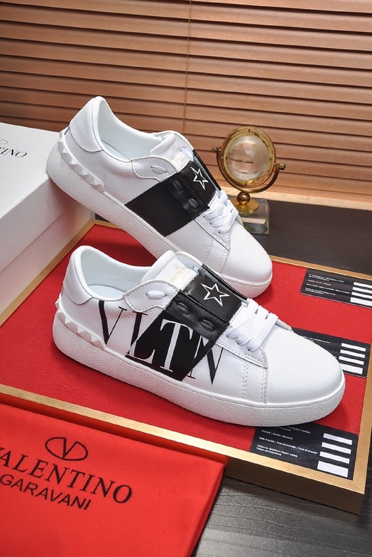 Valentino Garavani Rockstud Untitled calfskin sneaker 3 - vstockx