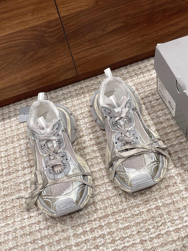 Balenciaga 3XL Off White - vstockx