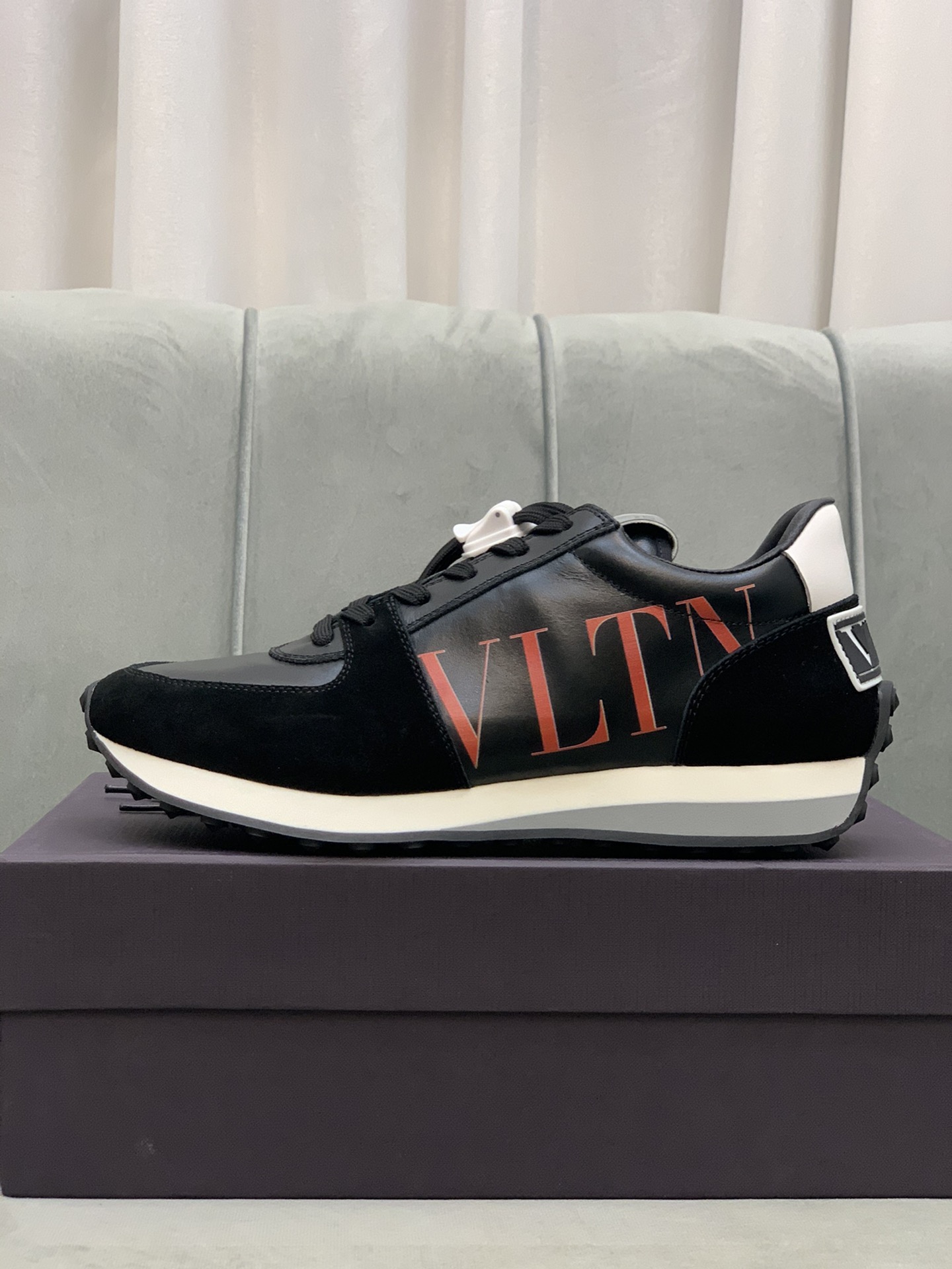 Valentino Garavani Low-top sneakers 6 - vstockx