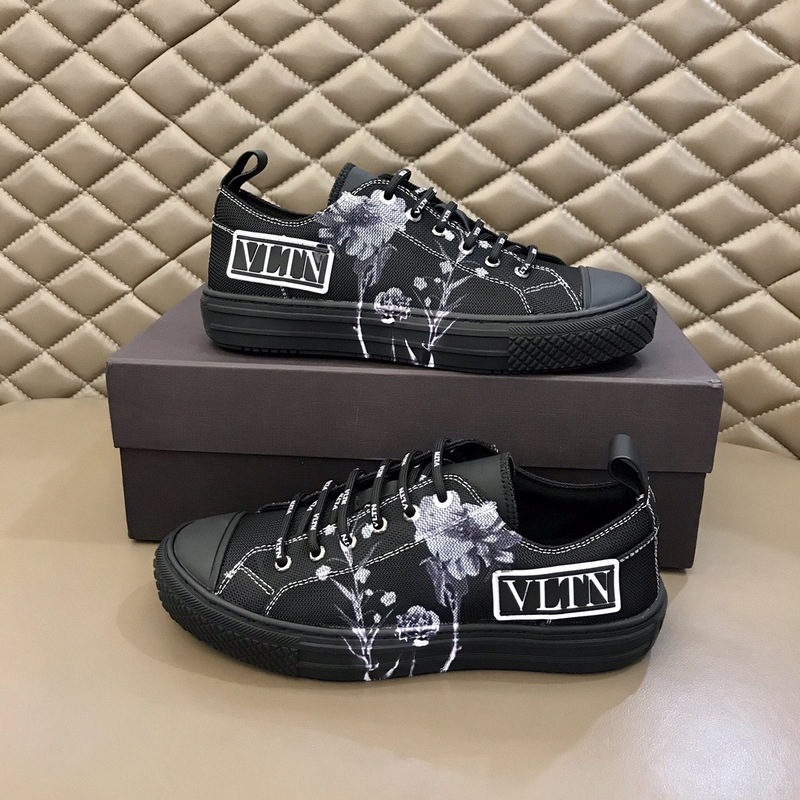Valentino Garavani Giggies VLTN TIMES low-top sneakers 17 - vstockx