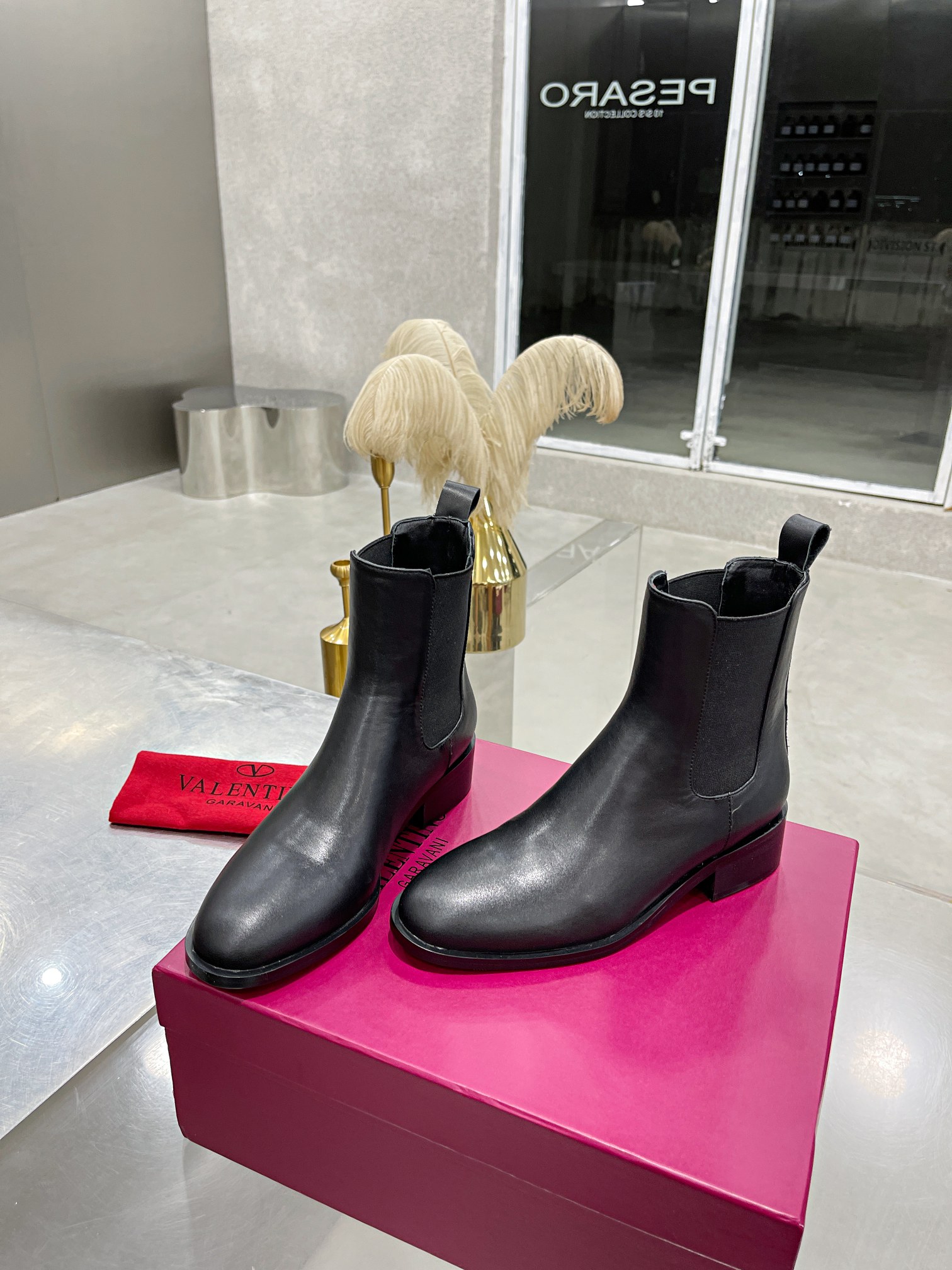 VALENTINO GARAVANI Roman Stud BOOT WOMEN 29 - vstockx