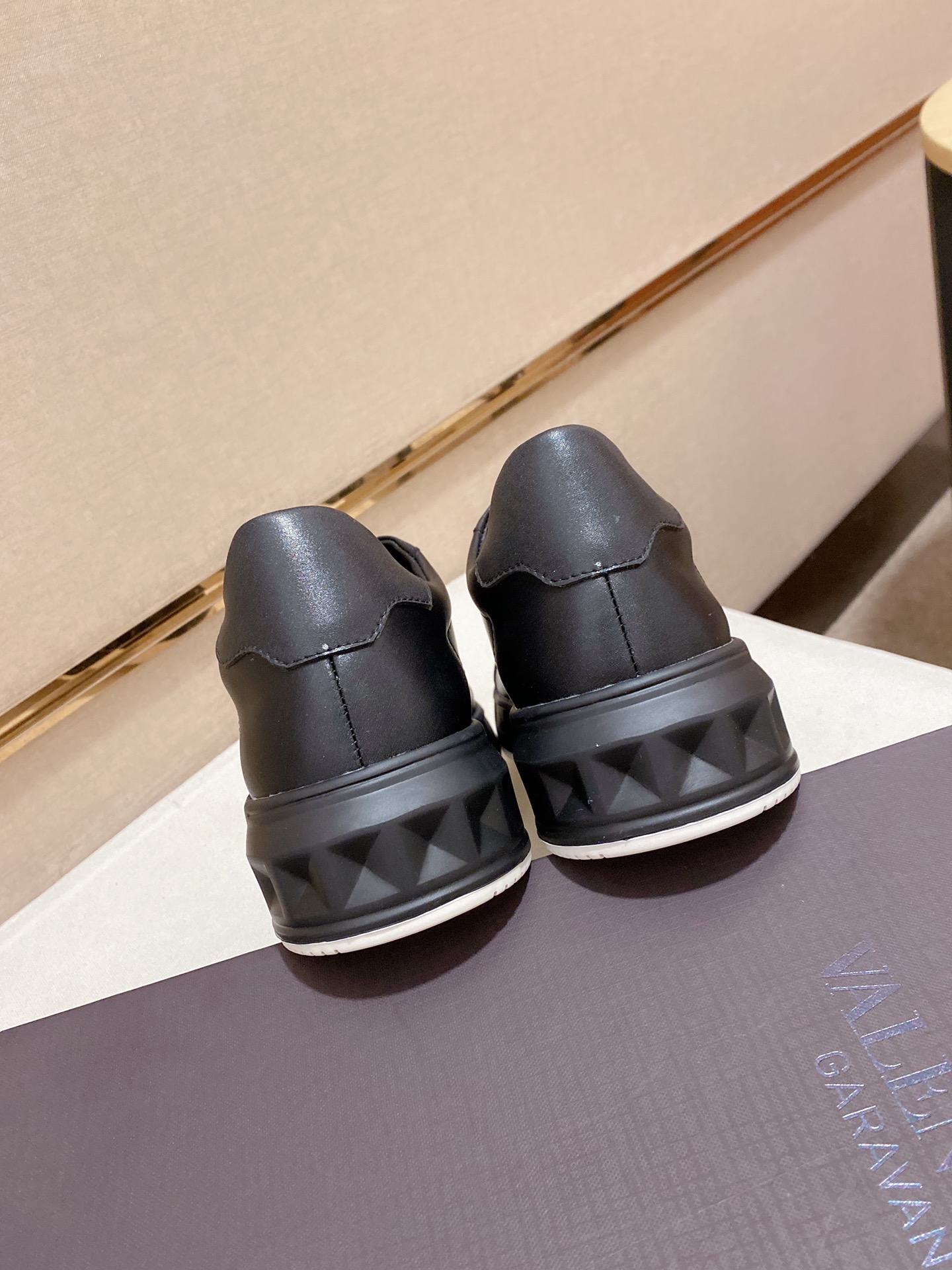 Valentino Garavani Low-top sneakers 8 - vstockx