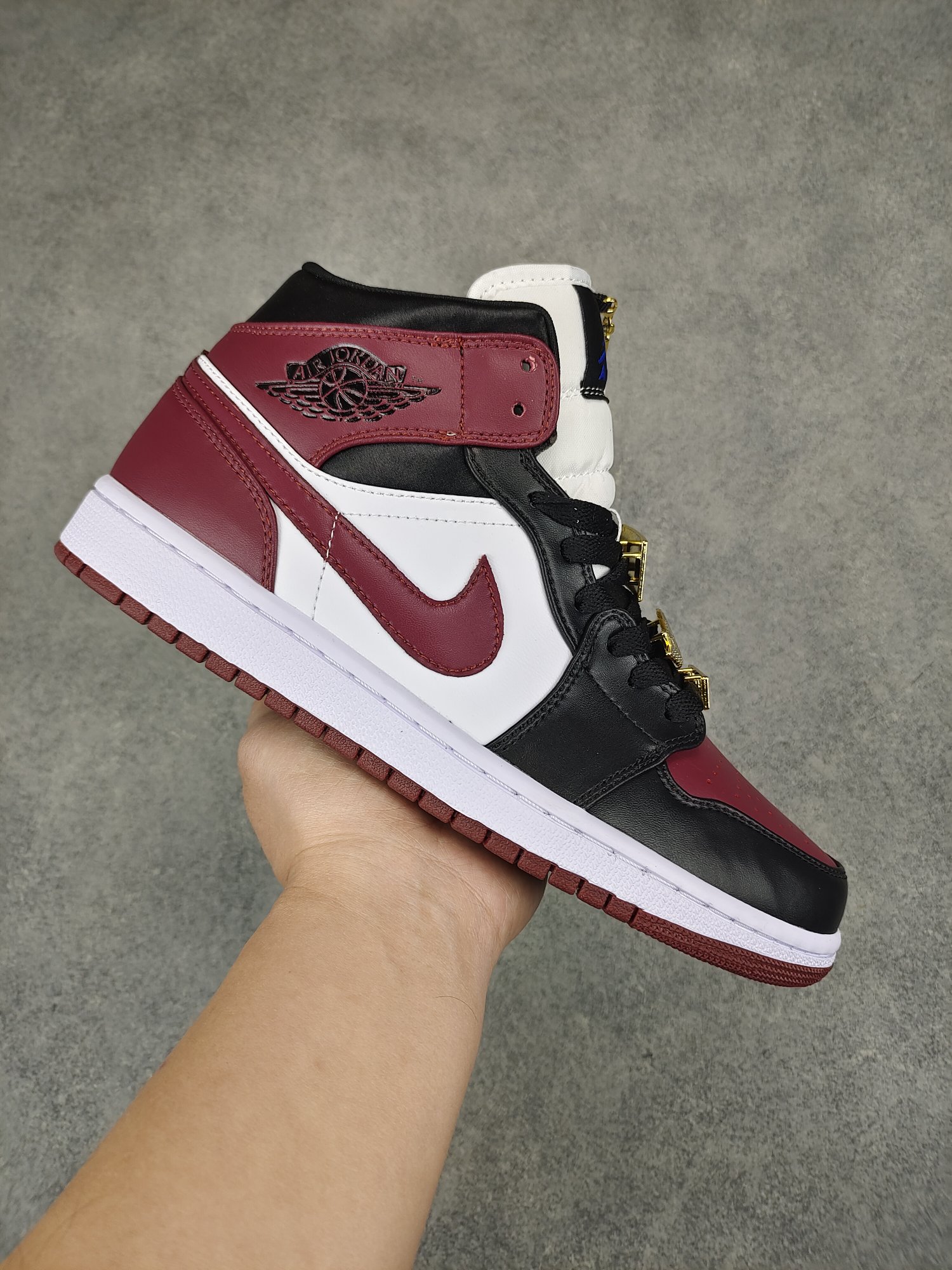 Jordan 1 Mid SE Black Dark Beetroot (W) - vstockx