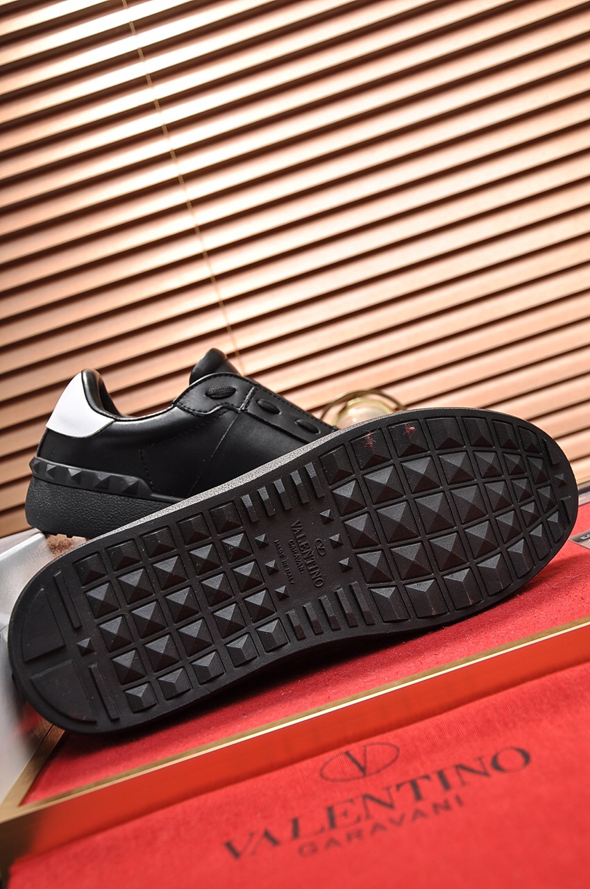 Valentino Garavani Rockstud Untitled calfskin sneaker 21 - vstockx