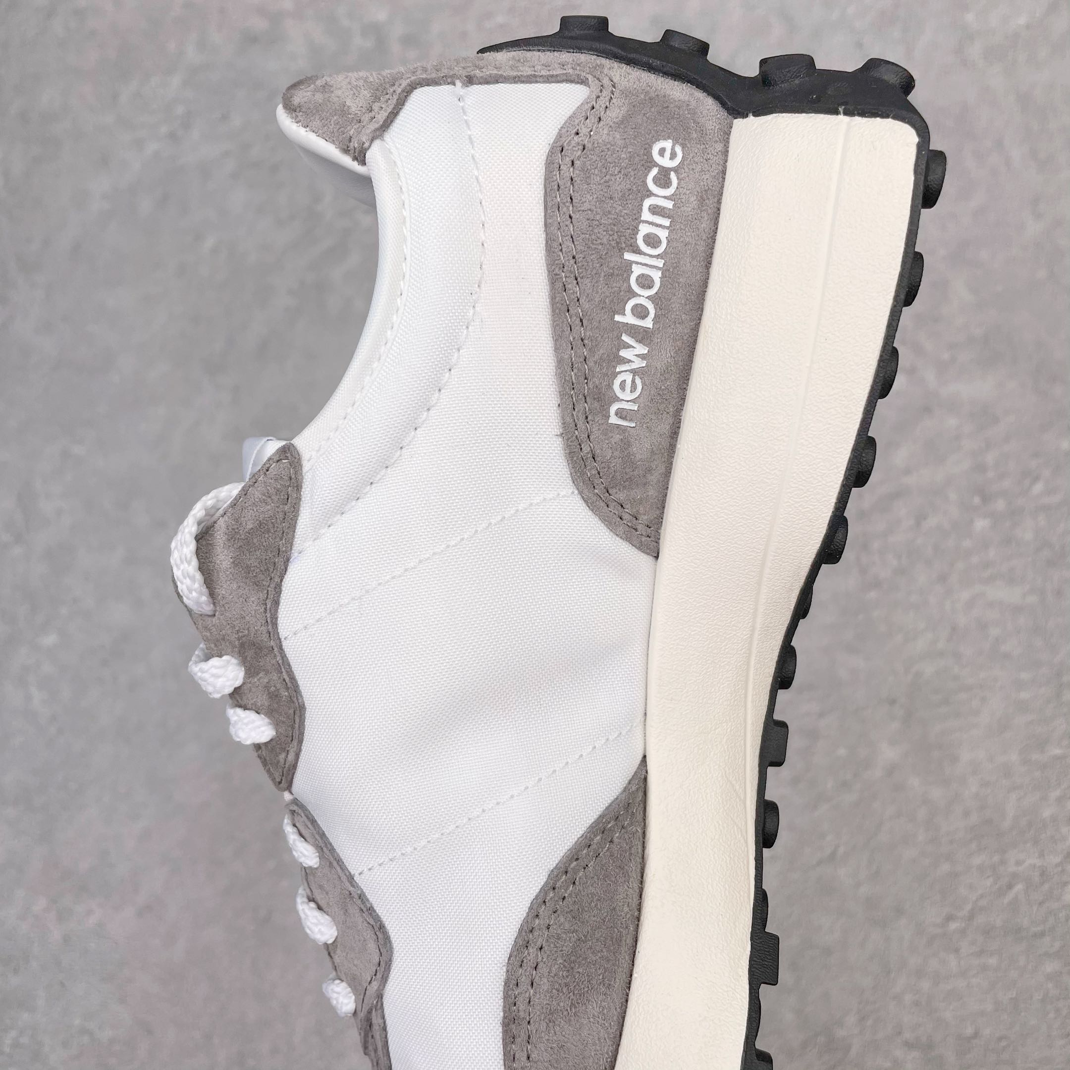 New Balance 327 Sneaker 10 - vstockx