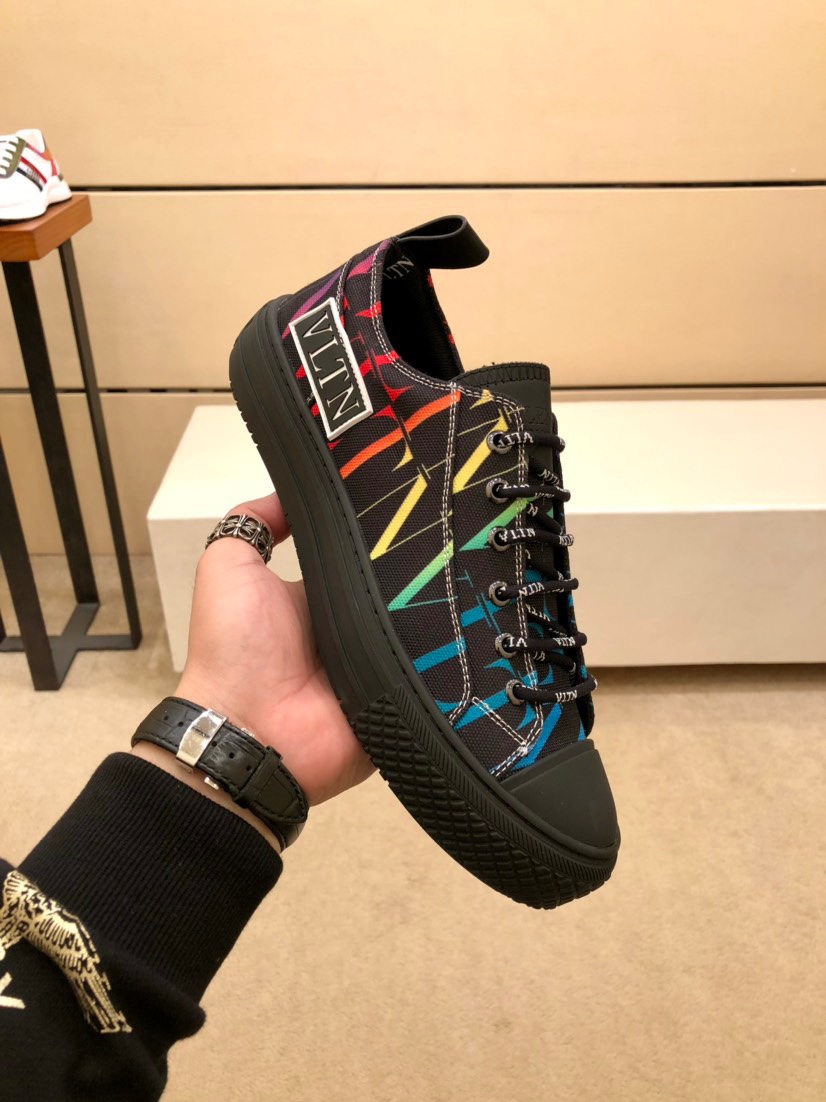 Valentino Garavani Giggies VLTN TIMES low-top sneakers 1 - vstockx