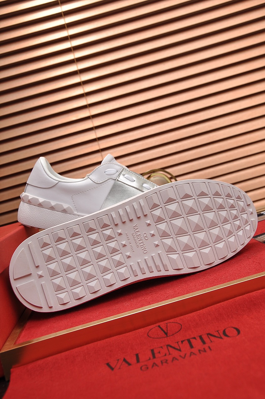 Valentino Garavani Rockstud Untitled calfskin sneaker 32 - vstockx