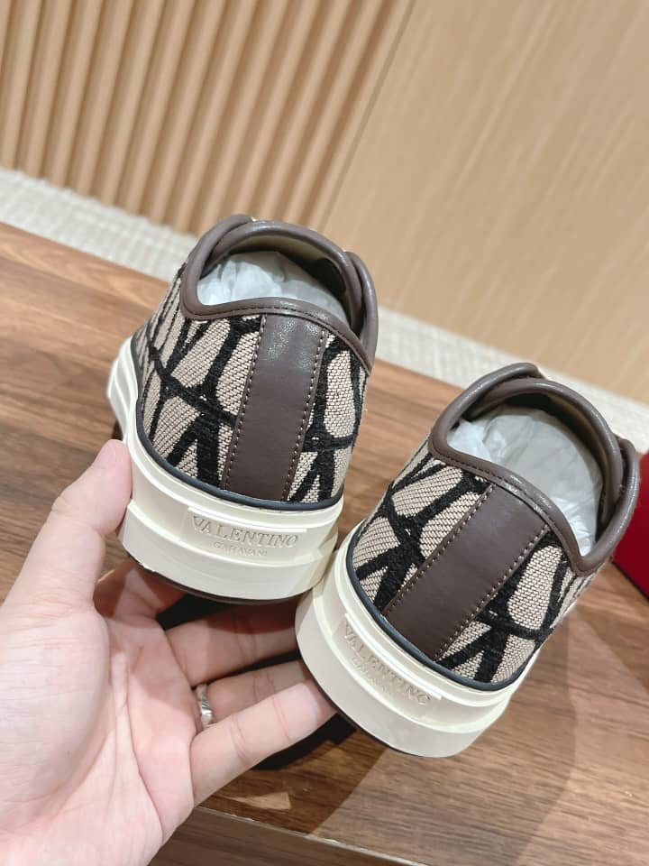 Valentino Garavani Totaloop low-top sneaker in Toile Iconographe fabric with leather details BEIGE BLACK - vstockx