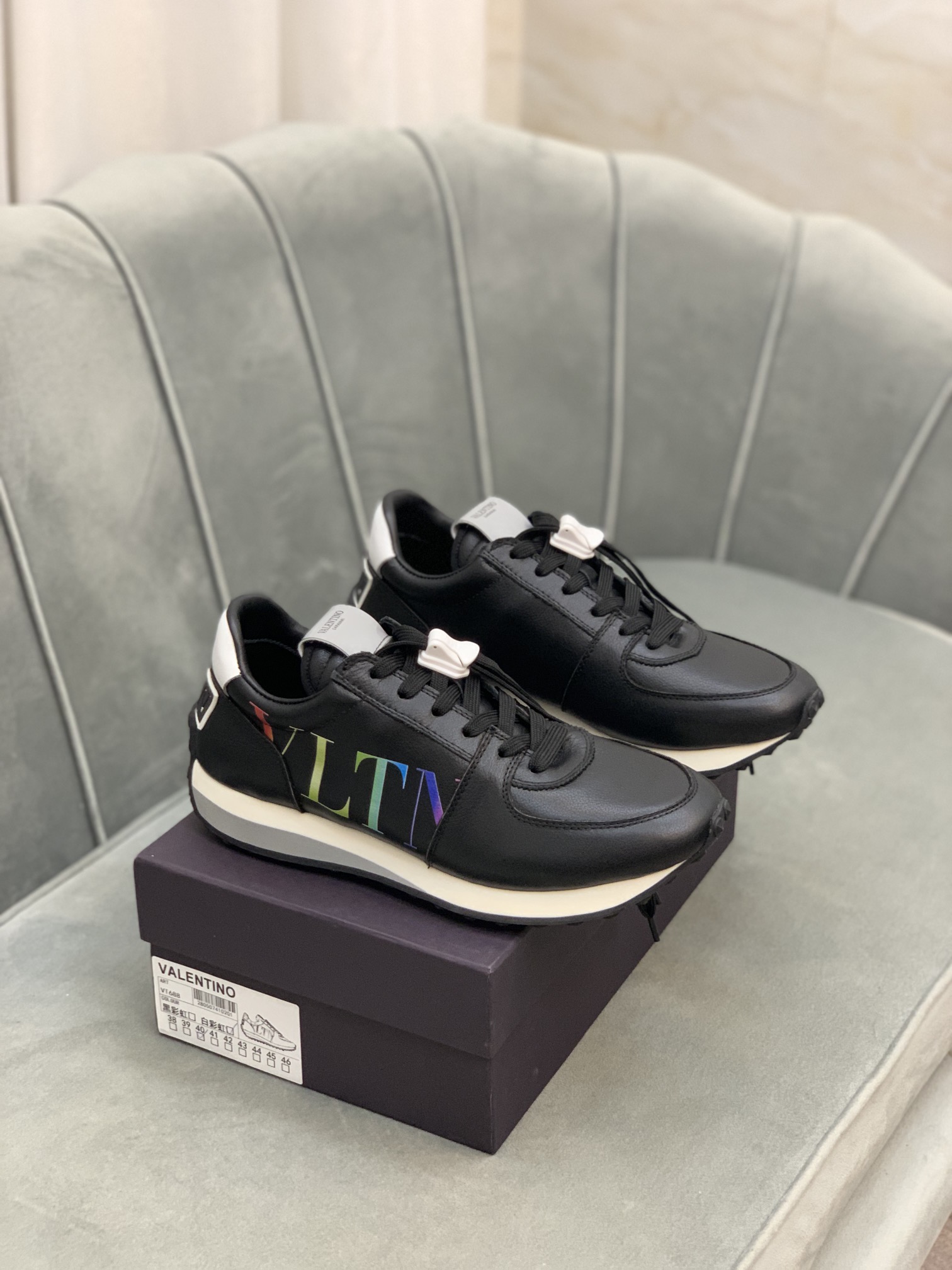 Valentino Garavani Low-top sneakers 4 - vstockx
