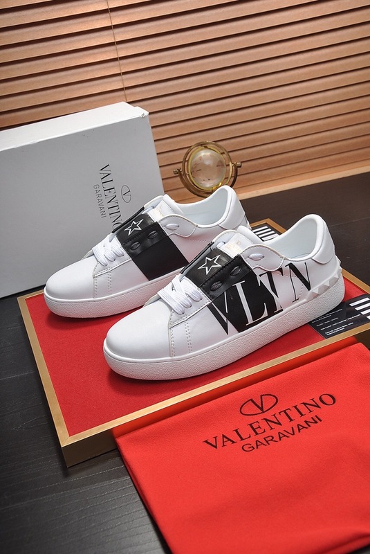 Valentino Garavani Rockstud Untitled calfskin sneaker 3 - vstockx