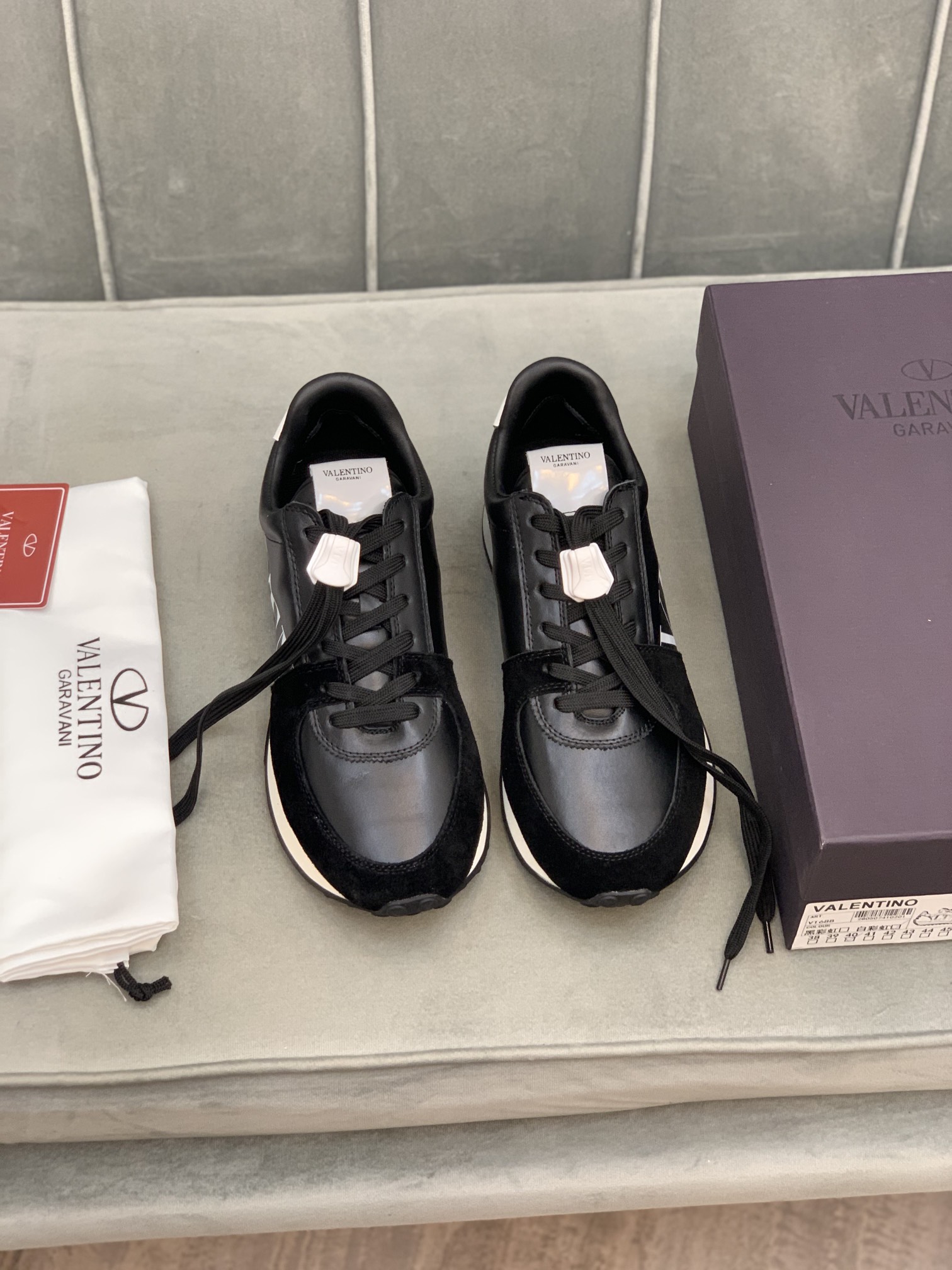 Valentino Garavani Low-top sneakers 1 - vstockx