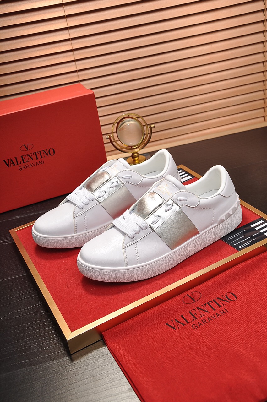 Valentino Garavani Rockstud Untitled calfskin sneaker 32 - vstockx