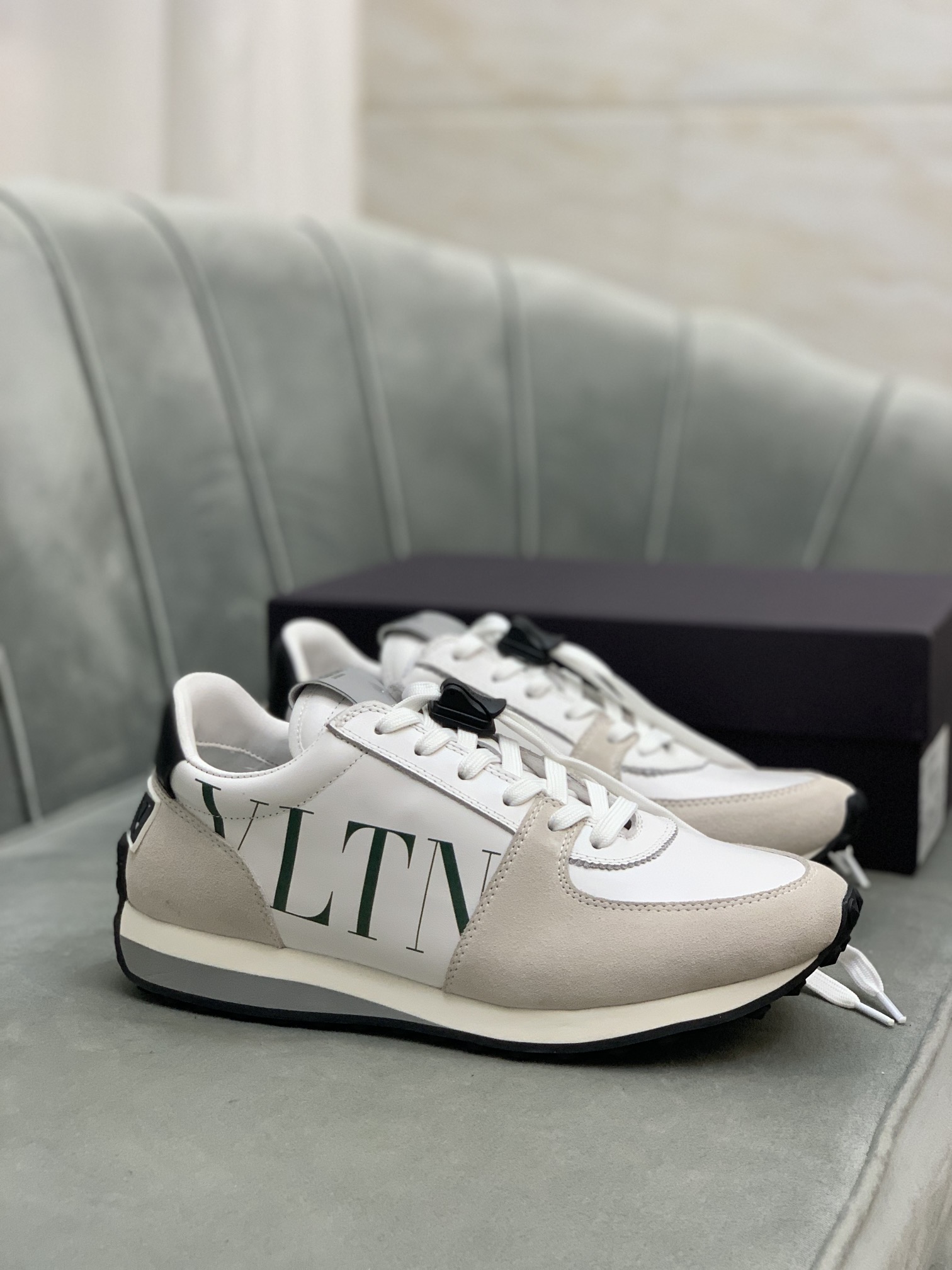 Valentino Garavani Low-top sneakers 3 - vstockx