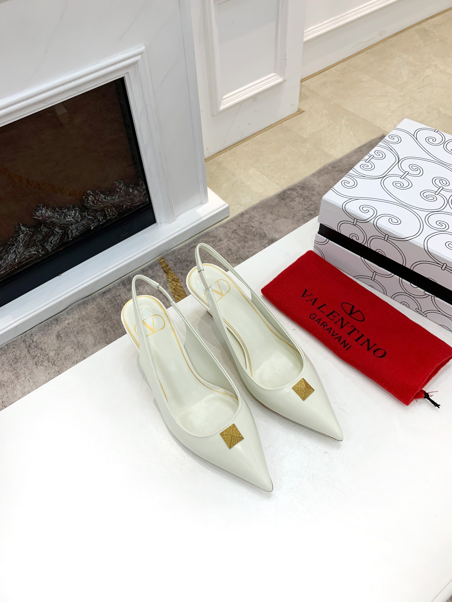 VALENTINO GARAVANI Rockstud WOMEN 37 - vstockx