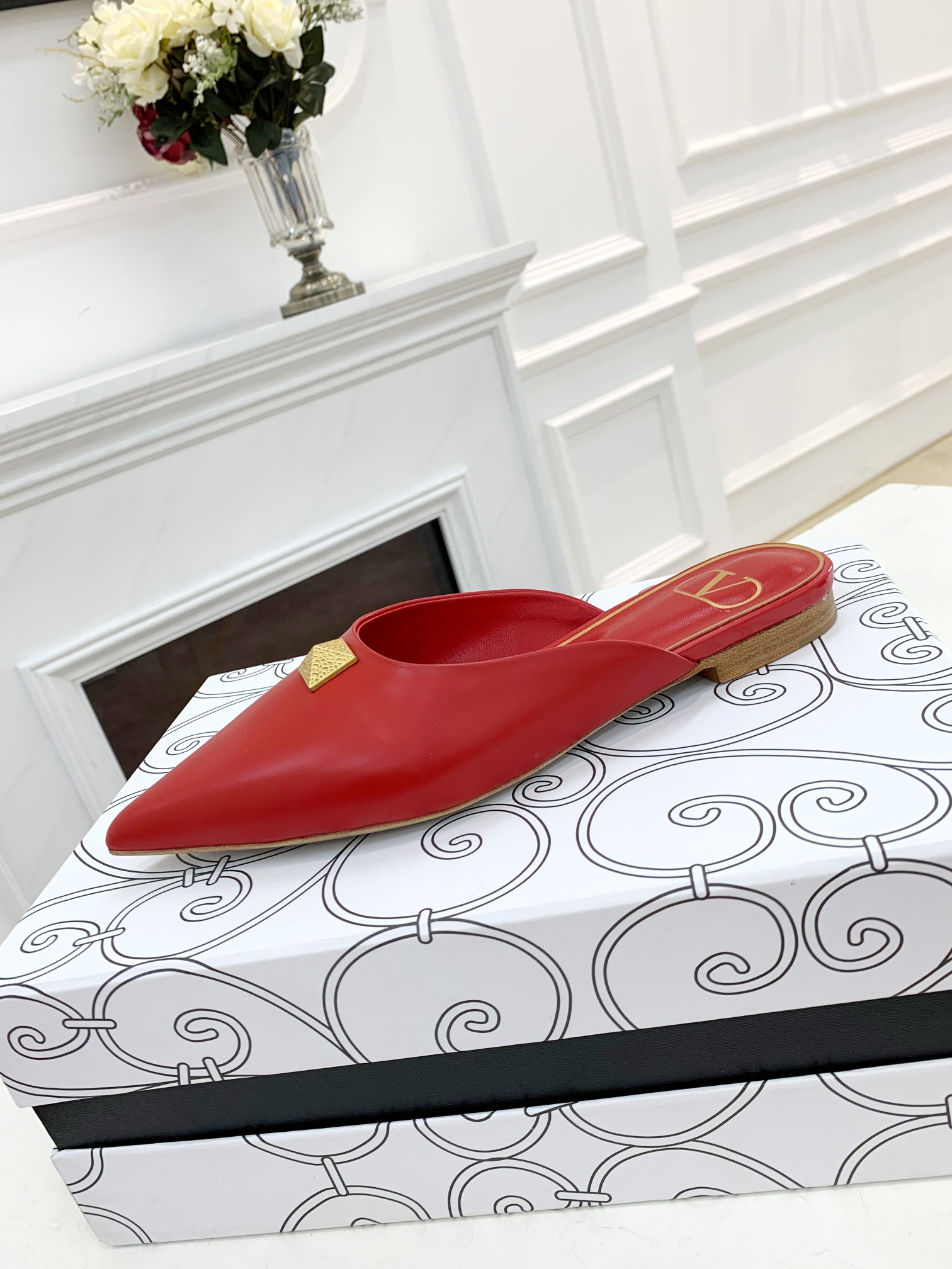 Valentino Garavani Flat sandals Women 13 - vstockx