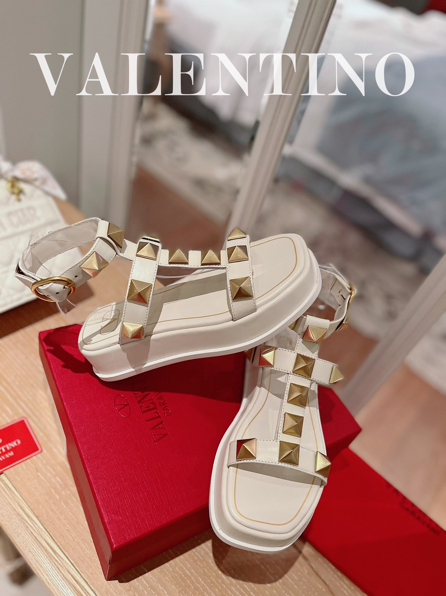 VALENTINO GARAVANI Roman Stud WOMEN 1 - vstockx