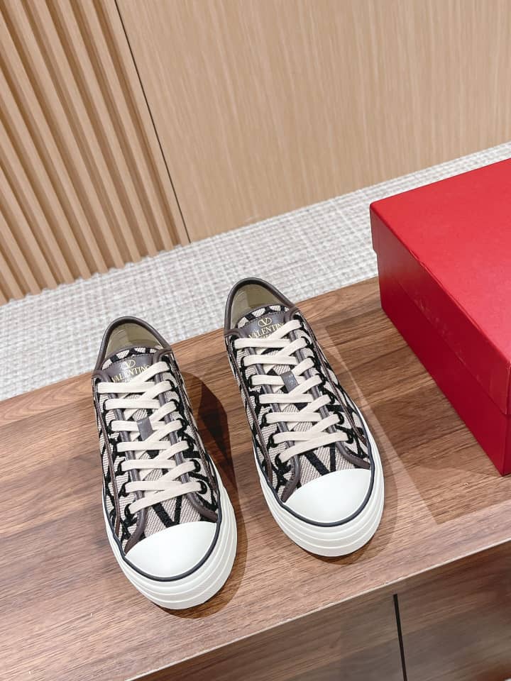 Valentino Garavani Totaloop low-top sneaker in Toile Iconographe fabric with leather details BEIGE BLACK - vstockx