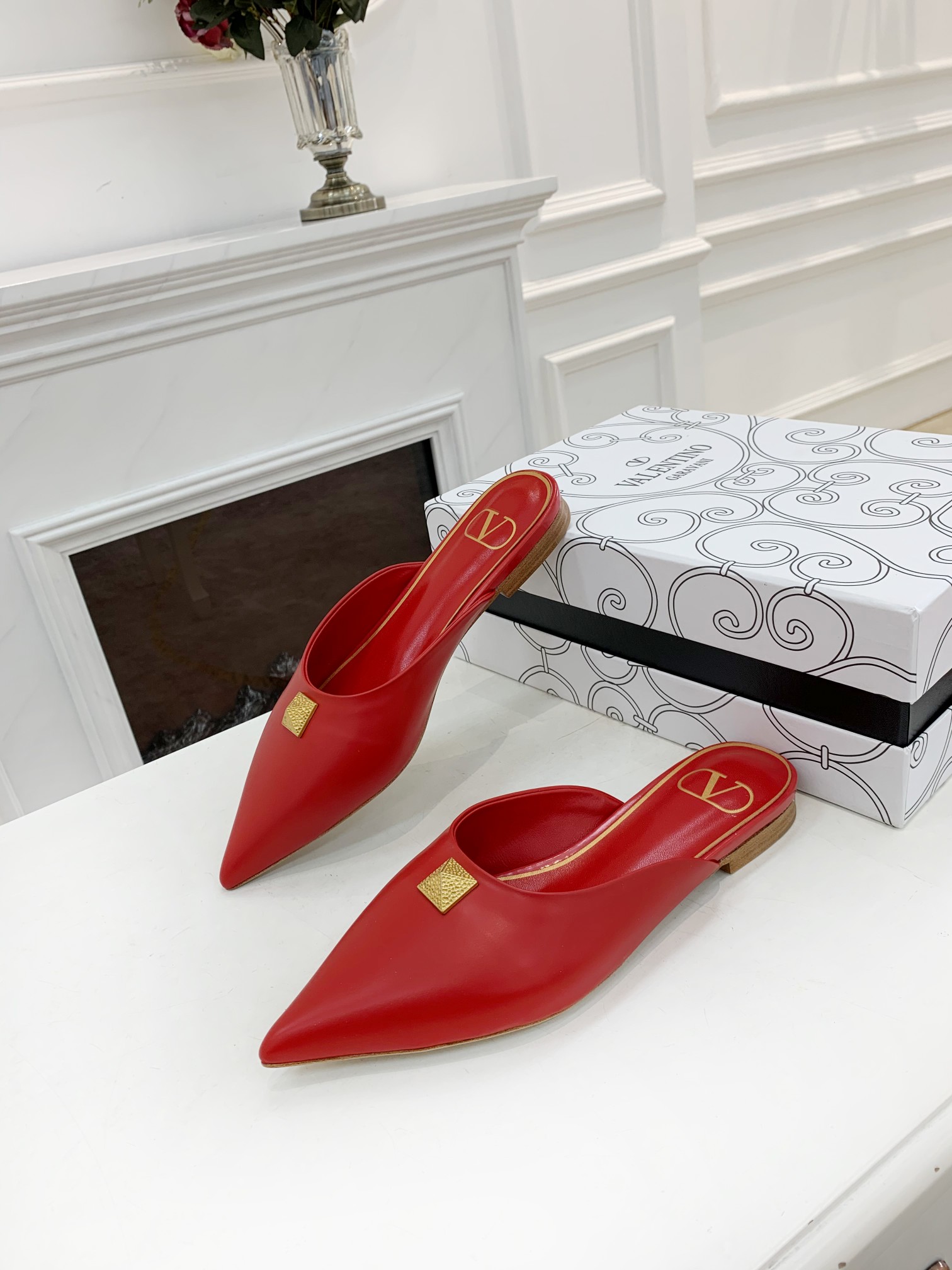 Valentino Garavani Flat sandals Women 13 - vstockx