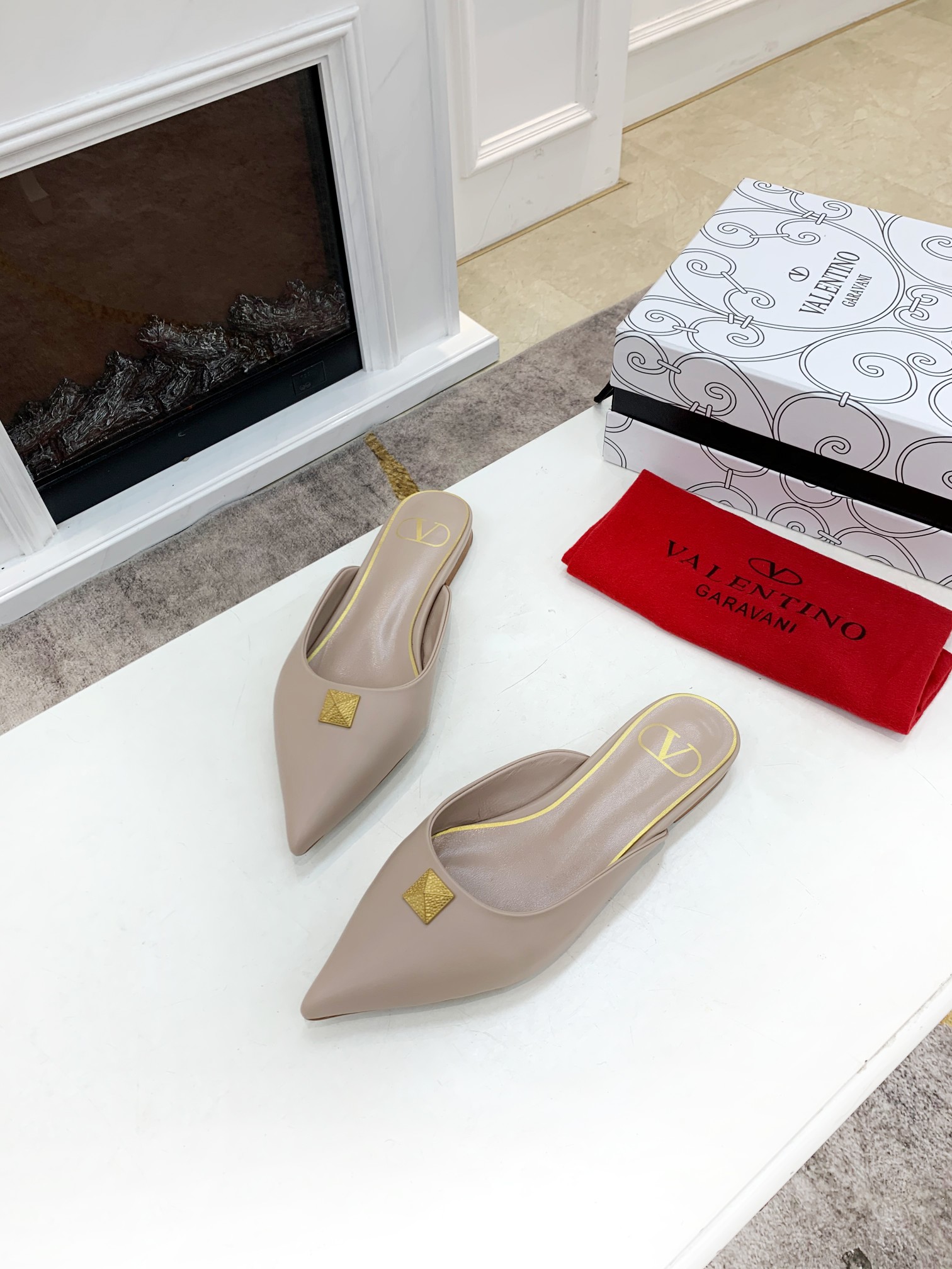 Valentino Garavani Flat sandals Women 20 - vstockx