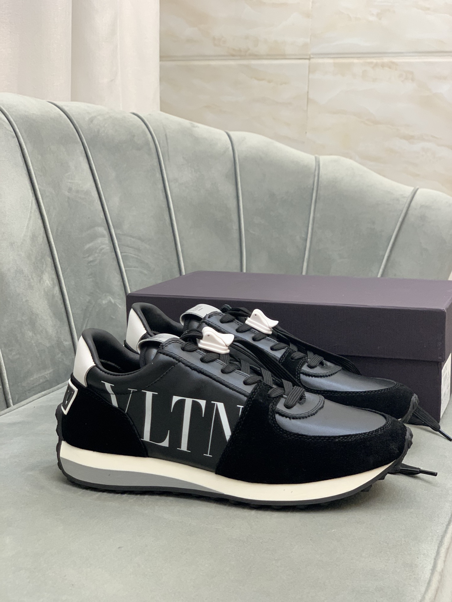 Valentino Garavani Low-top sneakers 1 - vstockx