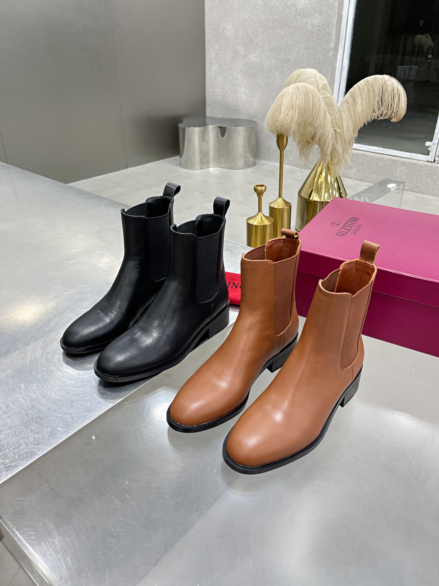 VALENTINO GARAVANI Roman Stud BOOT WOMEN 29 - vstockx