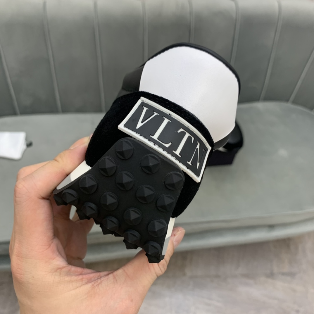 Valentino Garavani Low-top sneakers 1 - vstockx