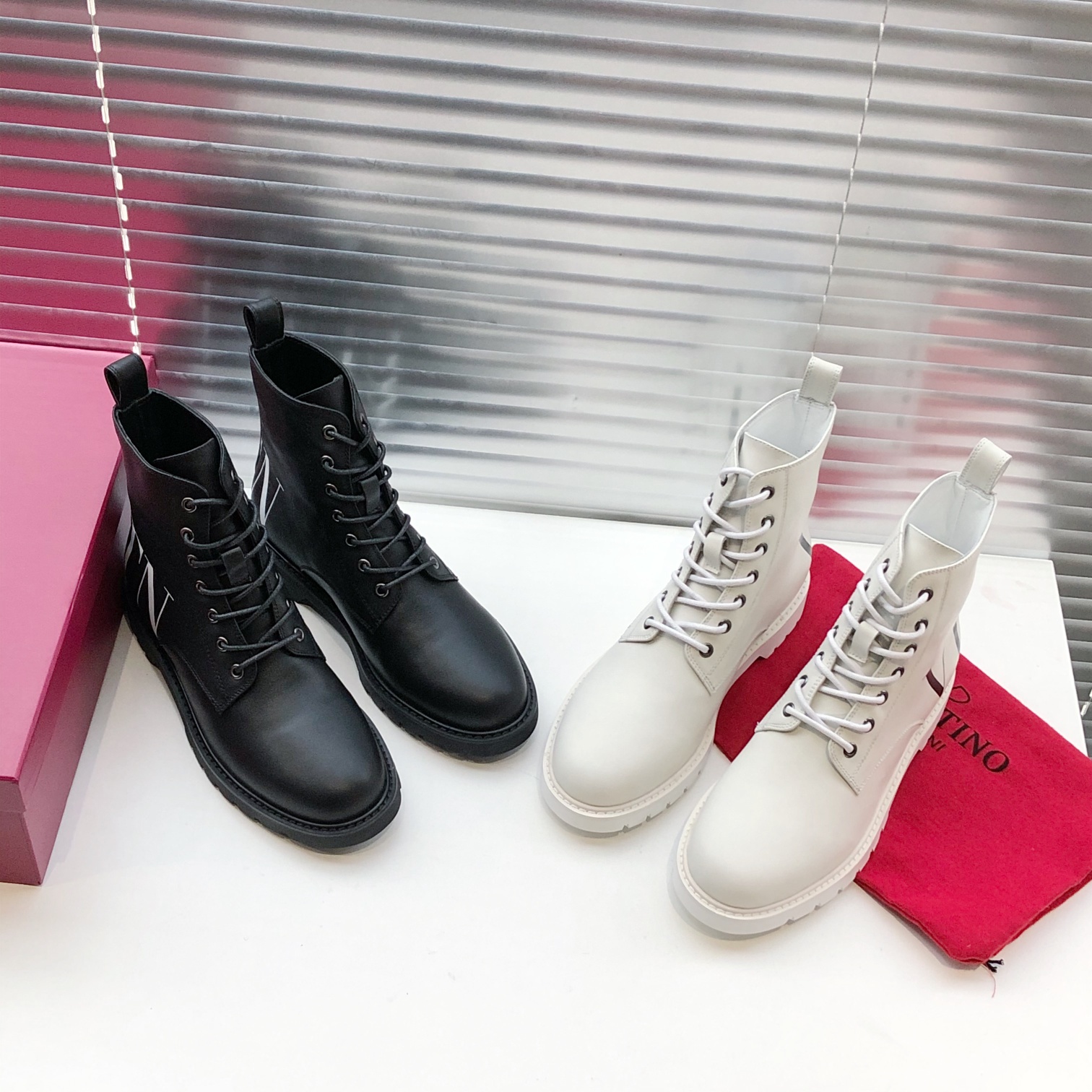 VALENTINO GARAVANI Roman Stud BOOT WOMEN 28 - vstockx