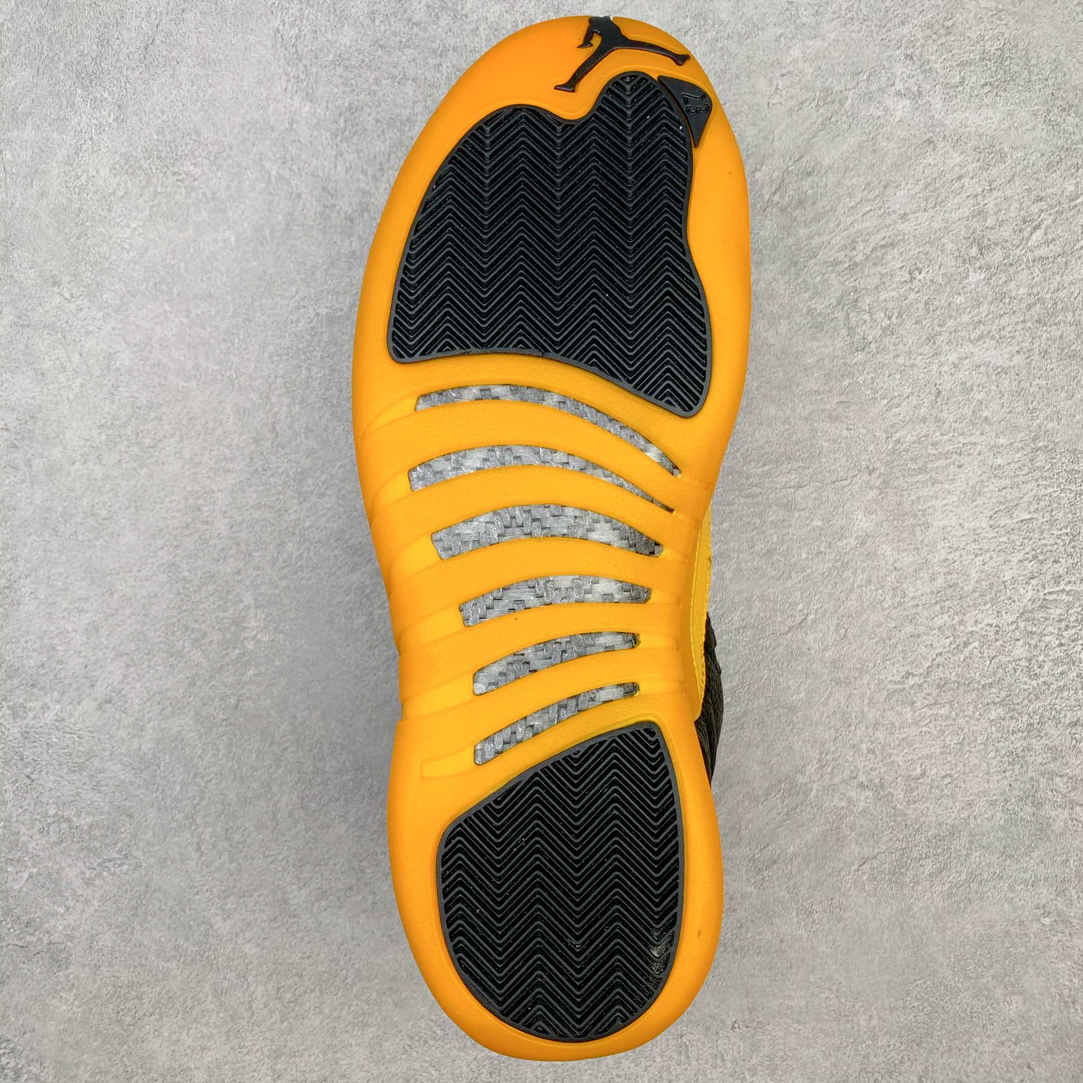 Jordan 12 Retro Black University Gold - vstockx