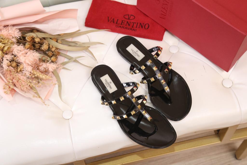 Valentino Garavani Rockstud rubber sandal BLACK - vstockx