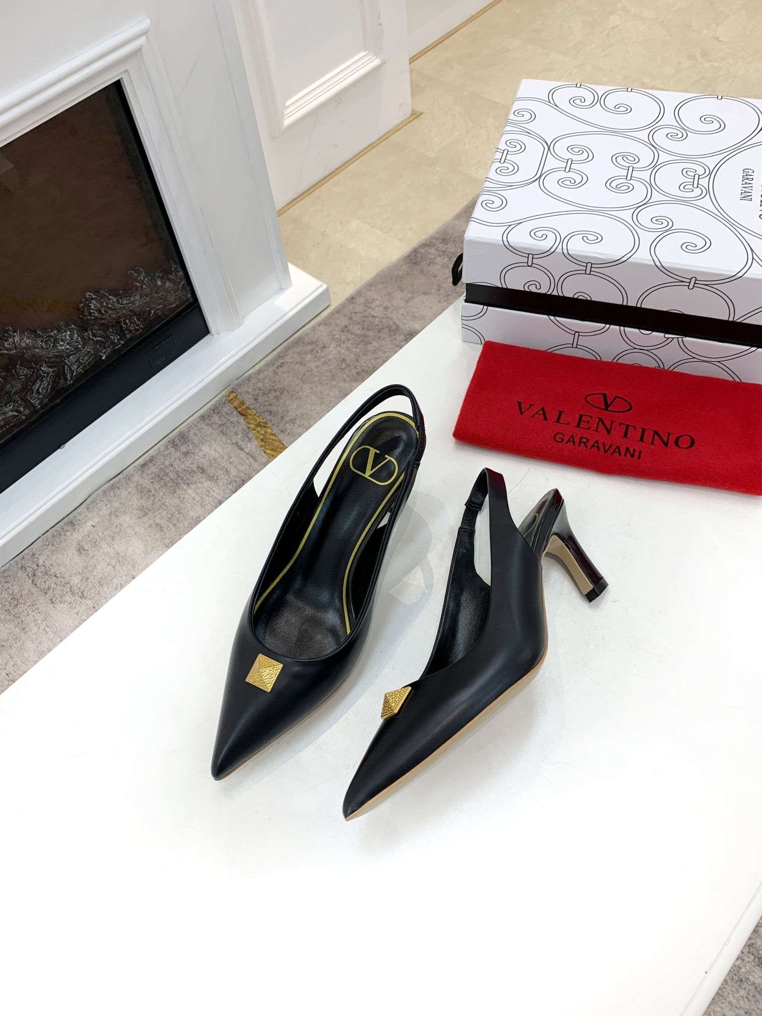 VALENTINO GARAVANI Rockstud WOMEN 37 - vstockx