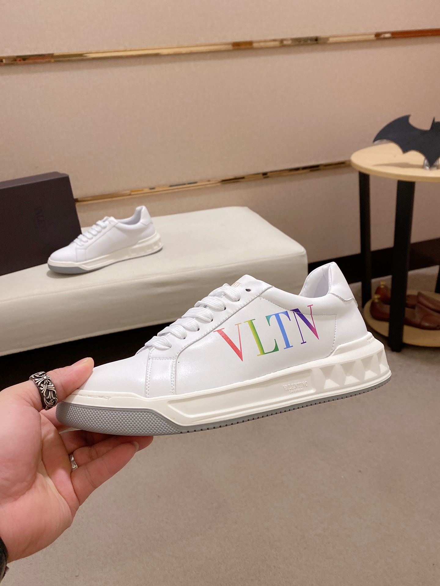 Valentino Garavani Low-top sneakers 9 - vstockx