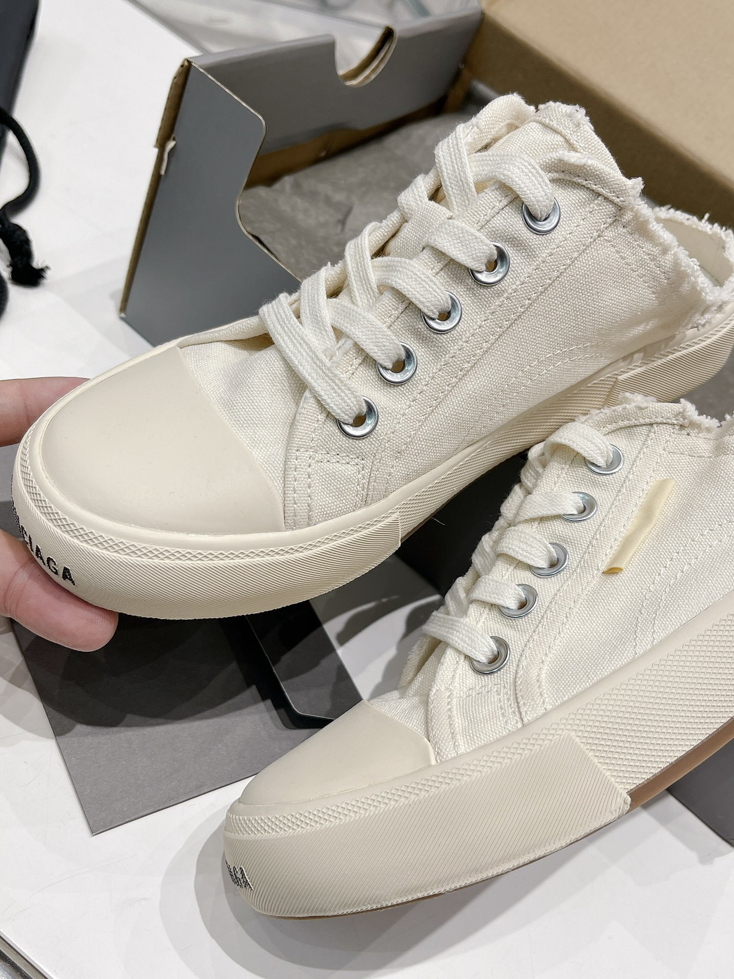 Balenciaga Paris Sneaker 3 - vstockx