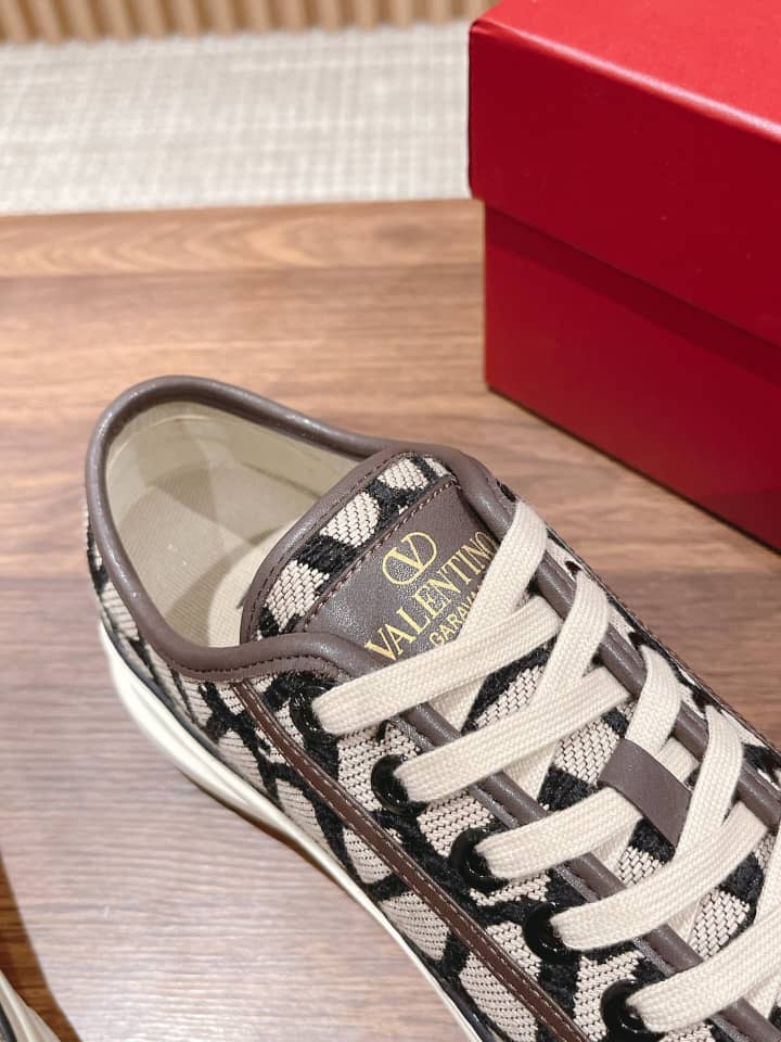 Valentino Garavani Totaloop low-top sneaker in Toile Iconographe fabric with leather details BEIGE BLACK - vstockx