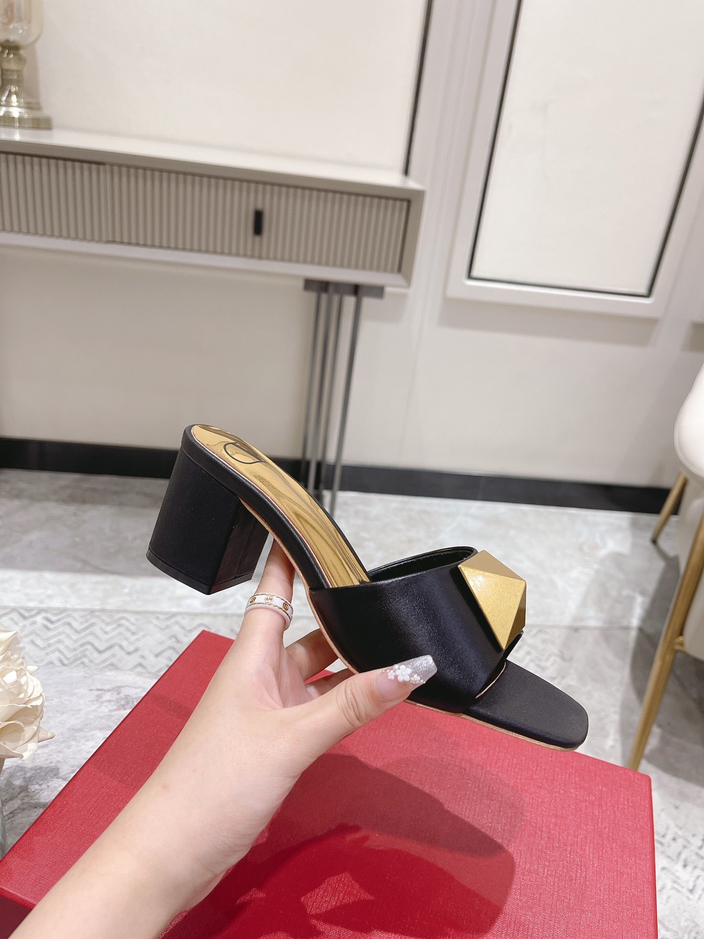 VALENTINO GARAVANI Roman Stud WOMEN 6 - vstockx