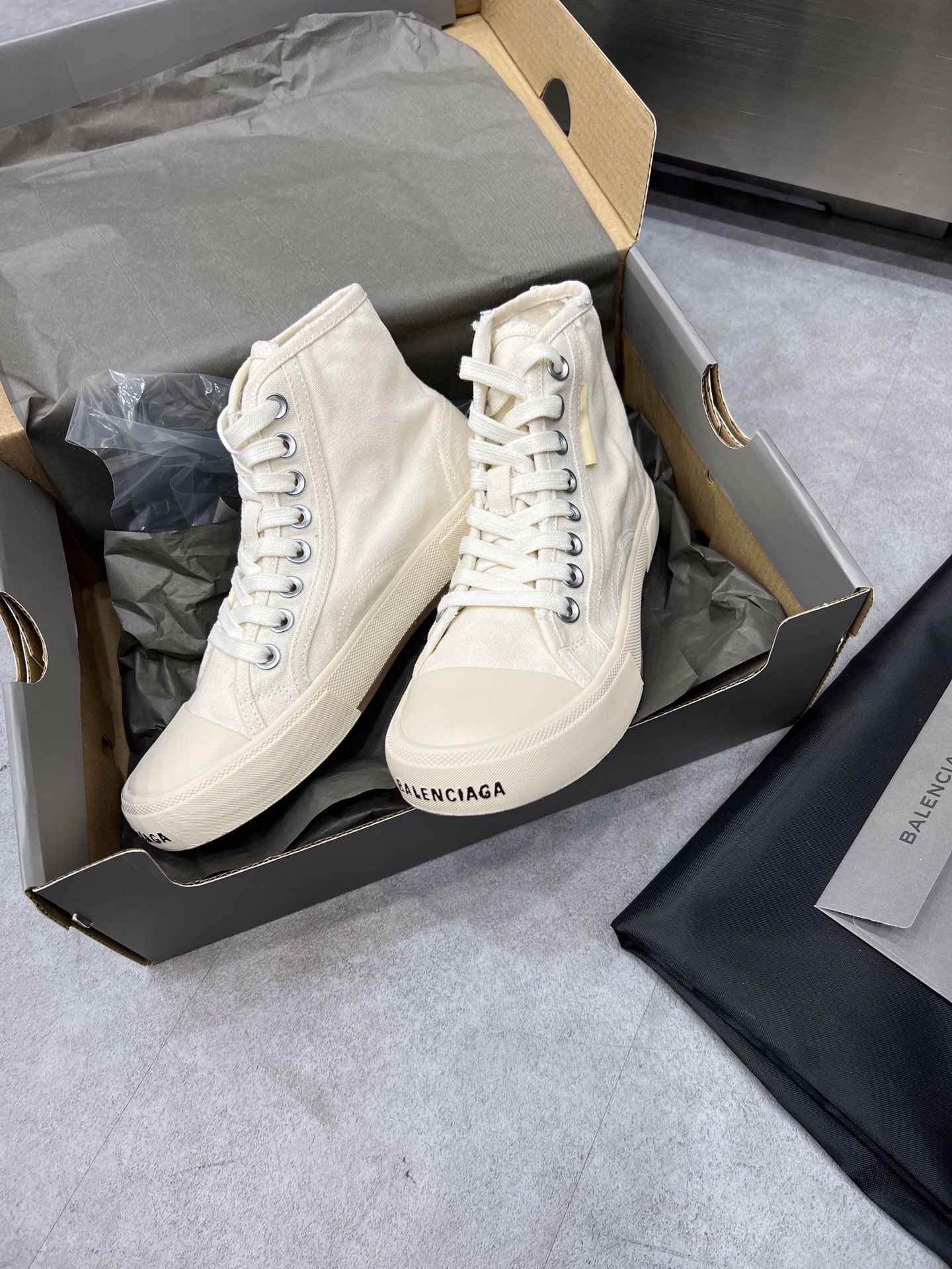 Balenciaga Paris Sneaker 4 - vstockx