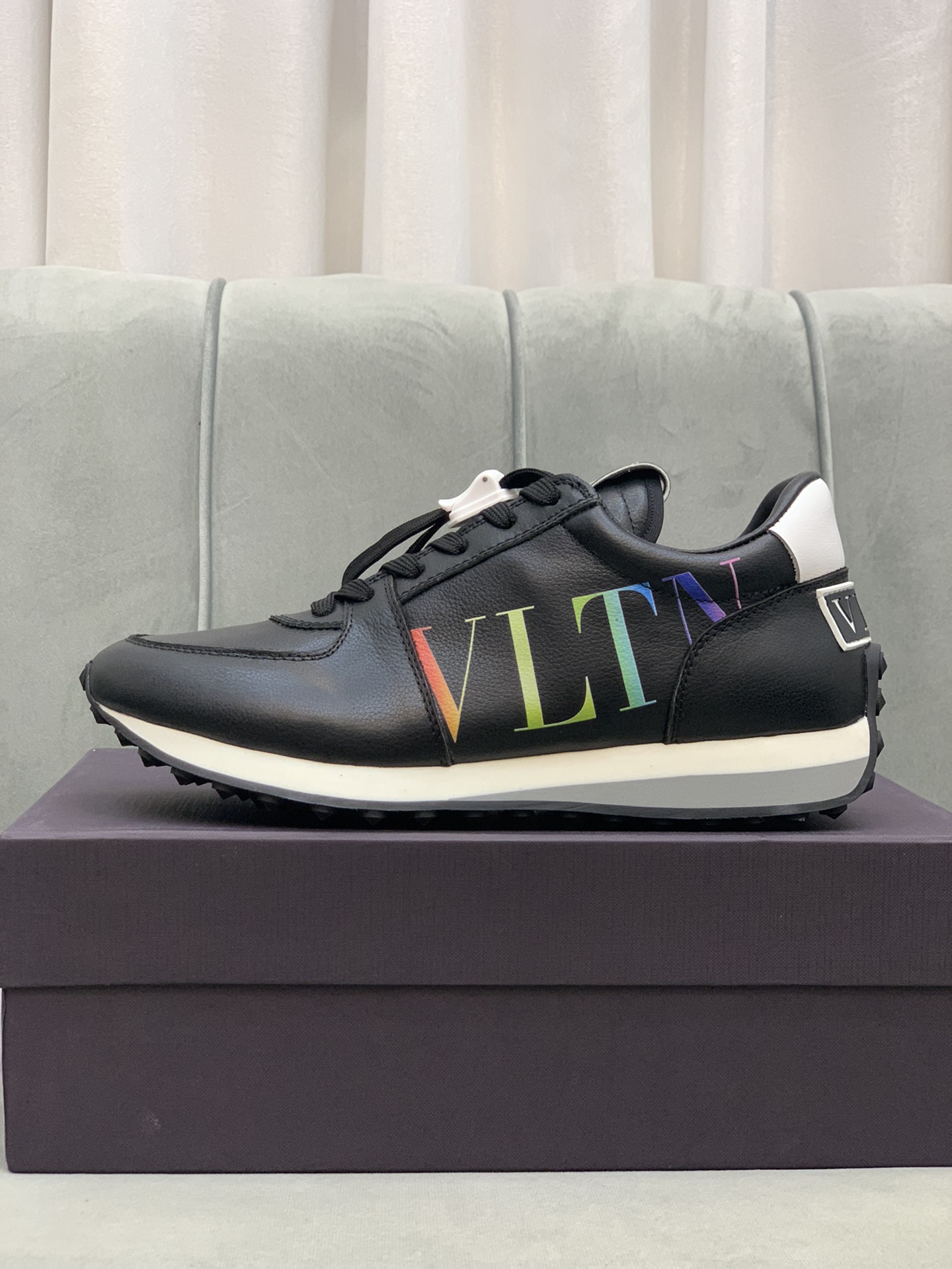 Valentino Garavani Low-top sneakers 4 - vstockx