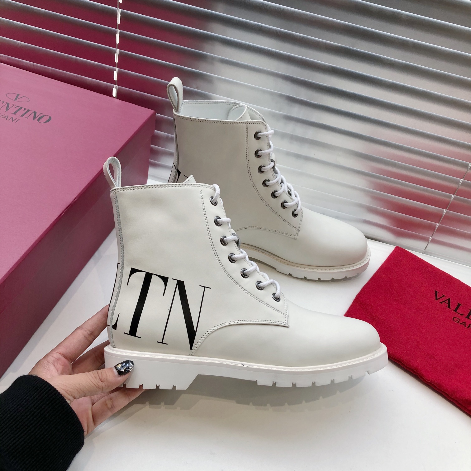 VALENTINO GARAVANI Roman Stud BOOT WOMEN 28 - vstockx
