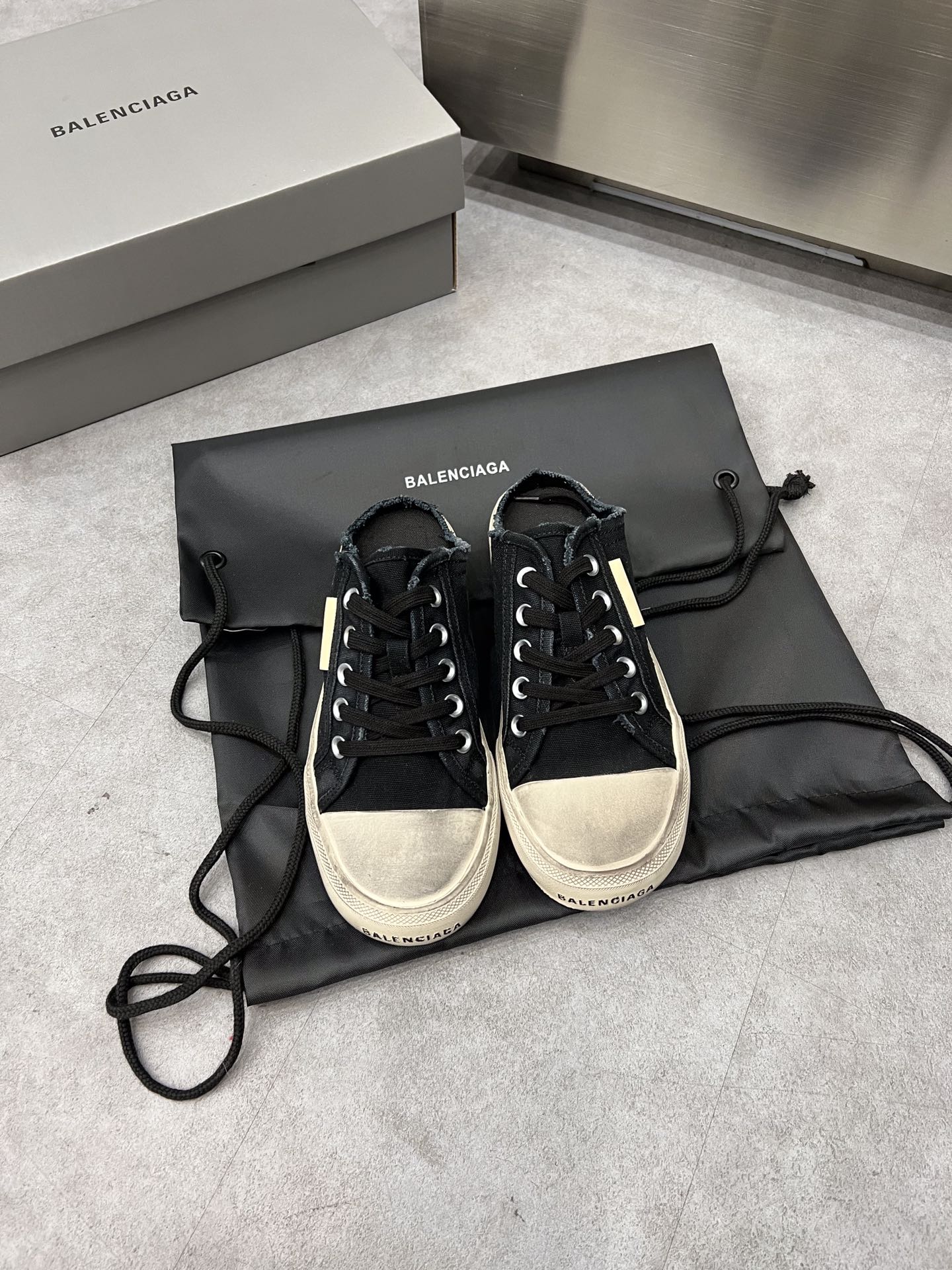 Balenciaga Paris Sneaker 4 - vstockx