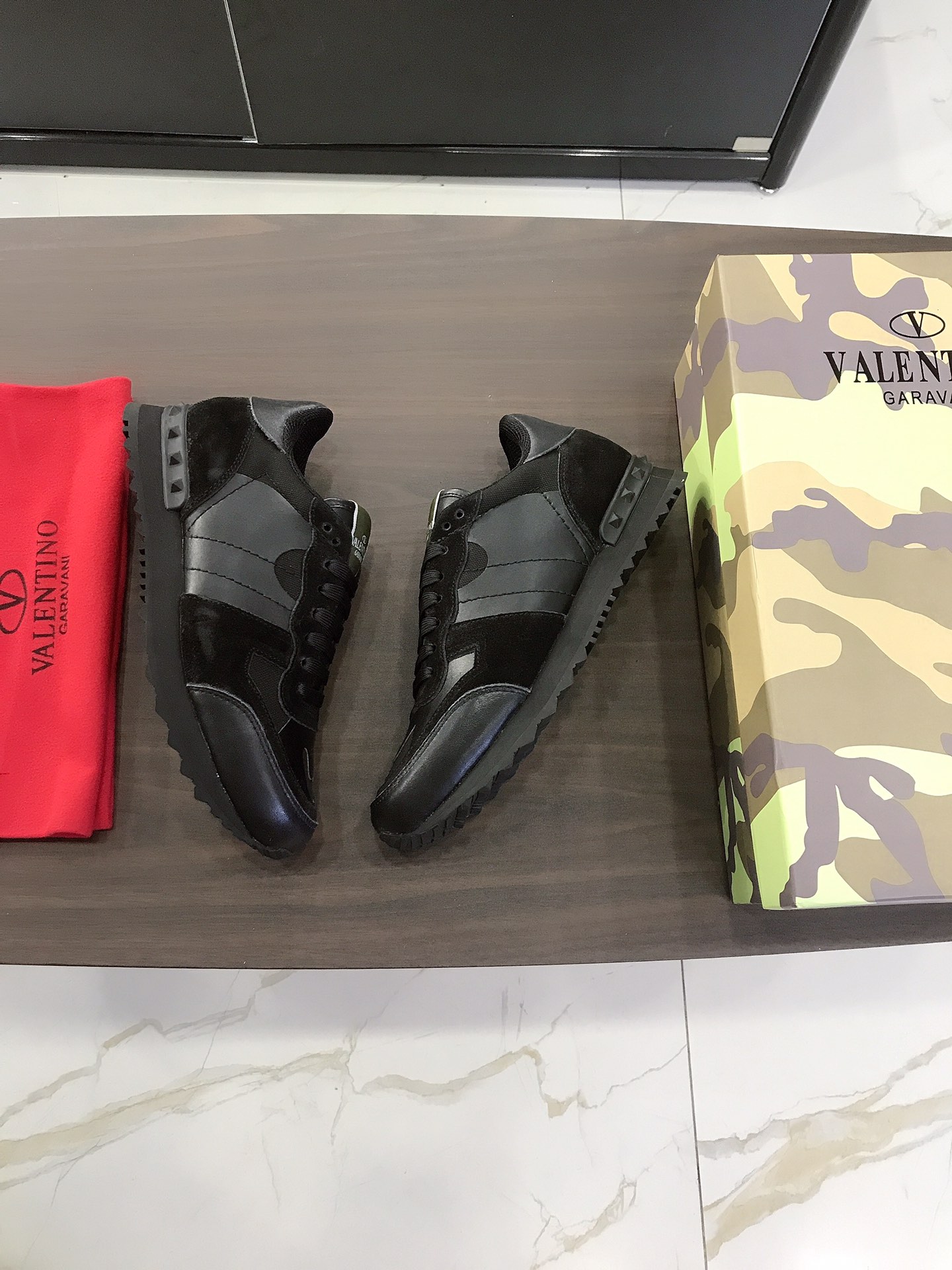 Valentino Garavani Rockrunner camouflage-print sneakers 7 - vstockx