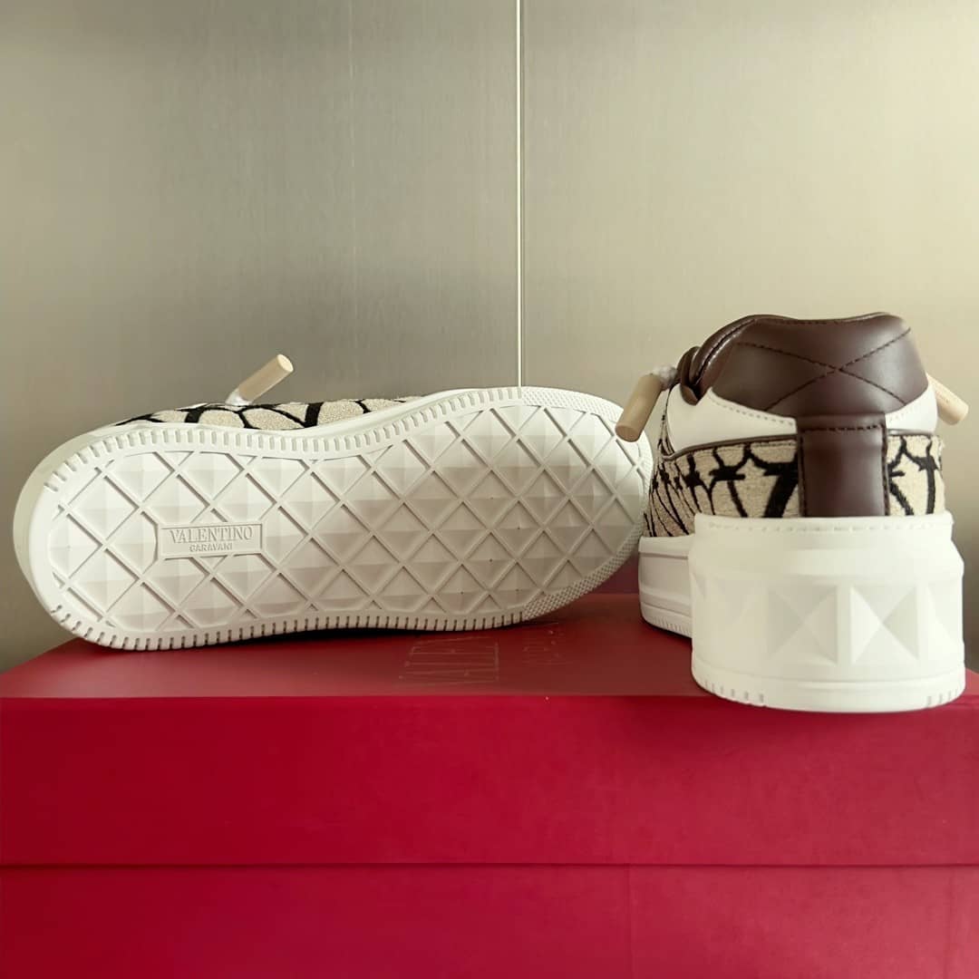 Valentino Garavani Low-Top One Stud XL sneakers - vstockx