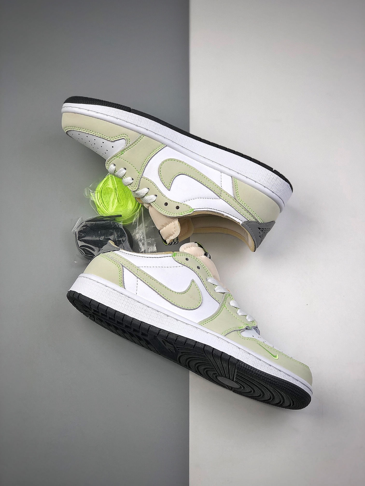 Jordan 1 Retro Low White Ghost Green Black - vstockx