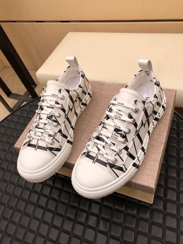 Valentino Garavani Giggies VLTN TIMES low-top sneakers 10 - vstockx