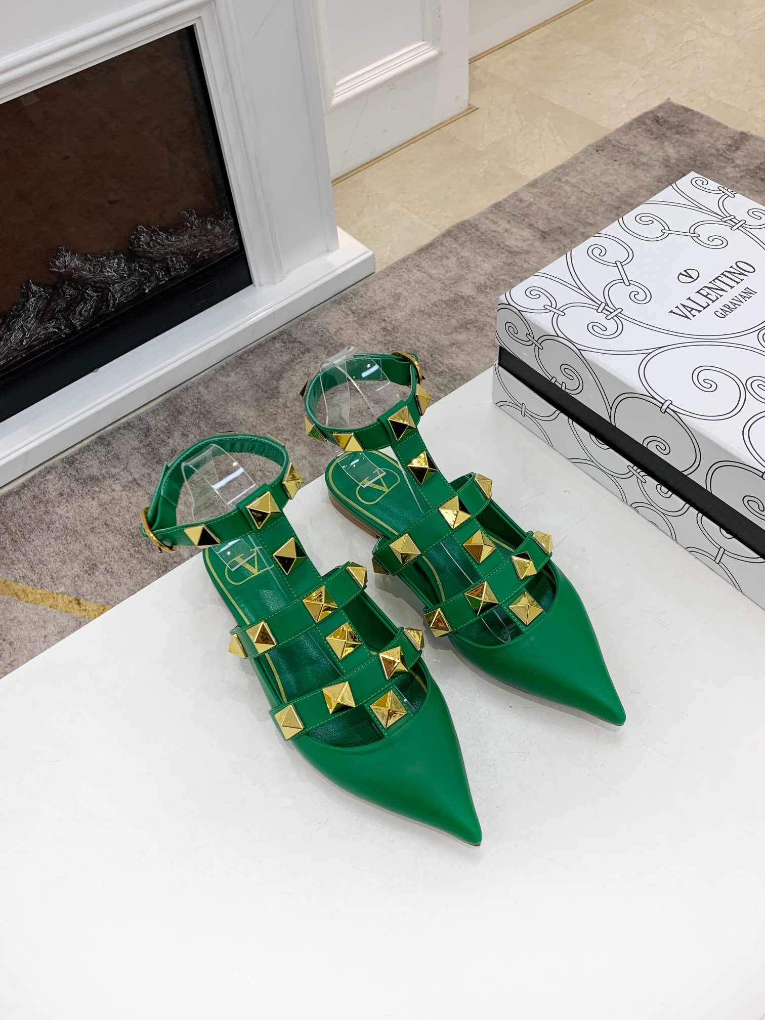 VALENTINO GARAVANI Roman Stud WOMEN 33 - vstockx