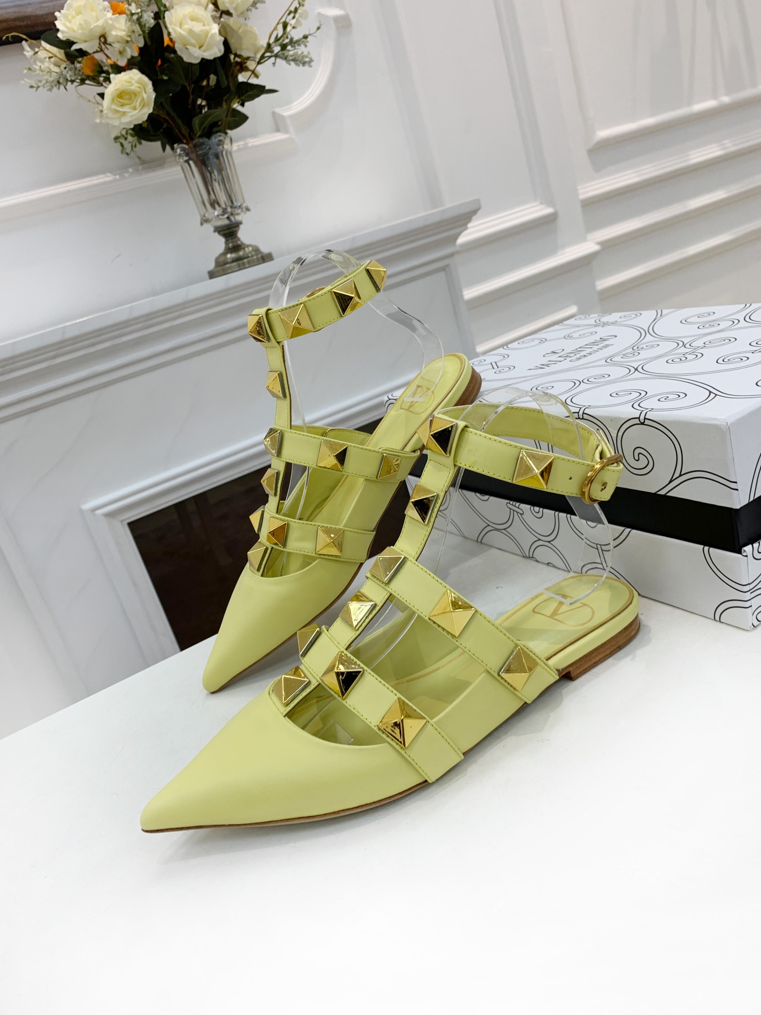 VALENTINO GARAVANI Roman Stud WOMEN 33 - vstockx